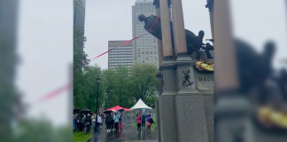 معترضین مجسمه جان مکدونالد در مونتریال را سرنگون کردند