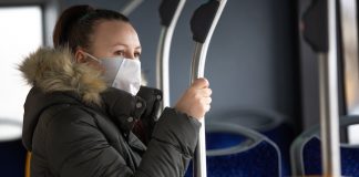 تعداد موارد فعال کروناویروس در تمام مناطق آلبرتا رو به کاهش است face-masks