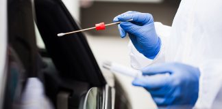 هشت روز متوالی در آلبرتا با بیش از 100 مورد جدید کروناویروس covid-testing-swab