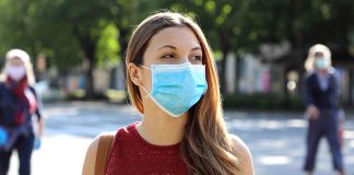 مدیر مرکز کنترل بیمارهای آمریکا میگوید ماسکها بهتر از واکسن میتوانند در مقابل کروناویروس محافظت کنند face-masks-vaccines