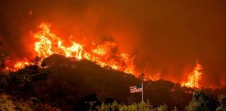 کالیفرنیا همچنان در آتش میسوزد