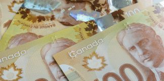 کلگری: کیف گمشده حاوی ۱,۵۰۰ دلار به صاحبش بازگردانده شد