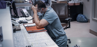 عکسی دلخراش از تاثیر کووید-۱۹ بر کادر درمانی کانادا