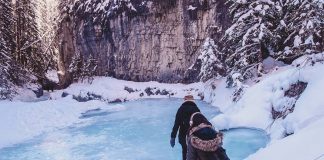 پیادهروی روی رودخانه یخی در دل کوهستان راکی Grotto Canyon