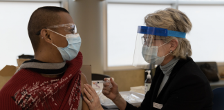 بیش از 1200 کارمند اداره بهداشت بریتیش کلمبیا واکسن COVID-19 را دریافت کردهاند