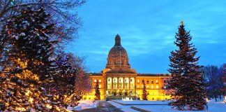 سیاستمداران آلبرتا سمتهای سیاسی خود را به دلیل بیتوجهی به کرونا از دست میدهند