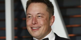 آغاز پیشفروش اینترنت ماهوارهای استارلینکِ کمپانی SpaceX در کانادا Elon Musk Photo by Kathy Hutchins/Shutterstock