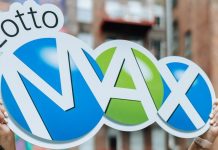 برنده جکپات ۳۱ میلیون دلاری جایزه خود را دریافت کرد