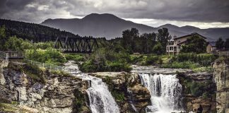 سفر به آبشار تماشایی Lundbreck Falls