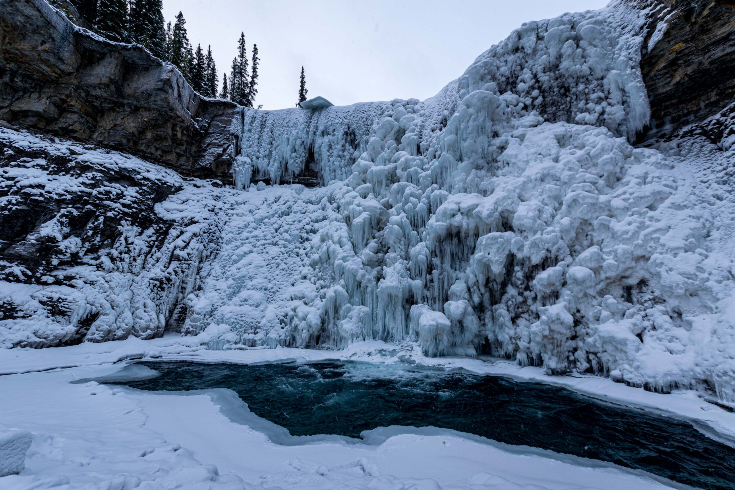 راهنمای سفر به آبشارهای یخی کرسنت و سیفلر