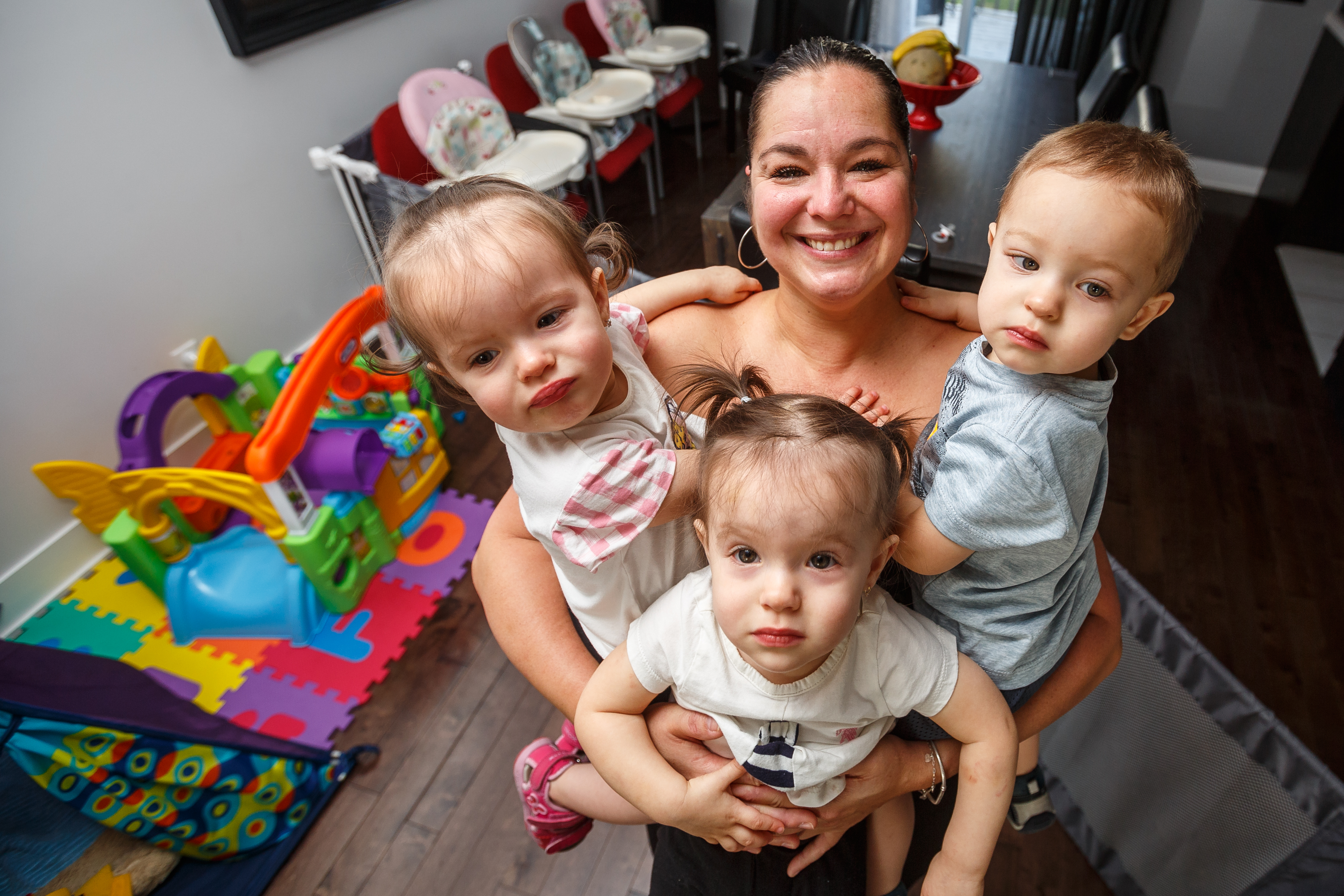 Le défi d’être mère de triplés pour une résidente de Saint-Philippe