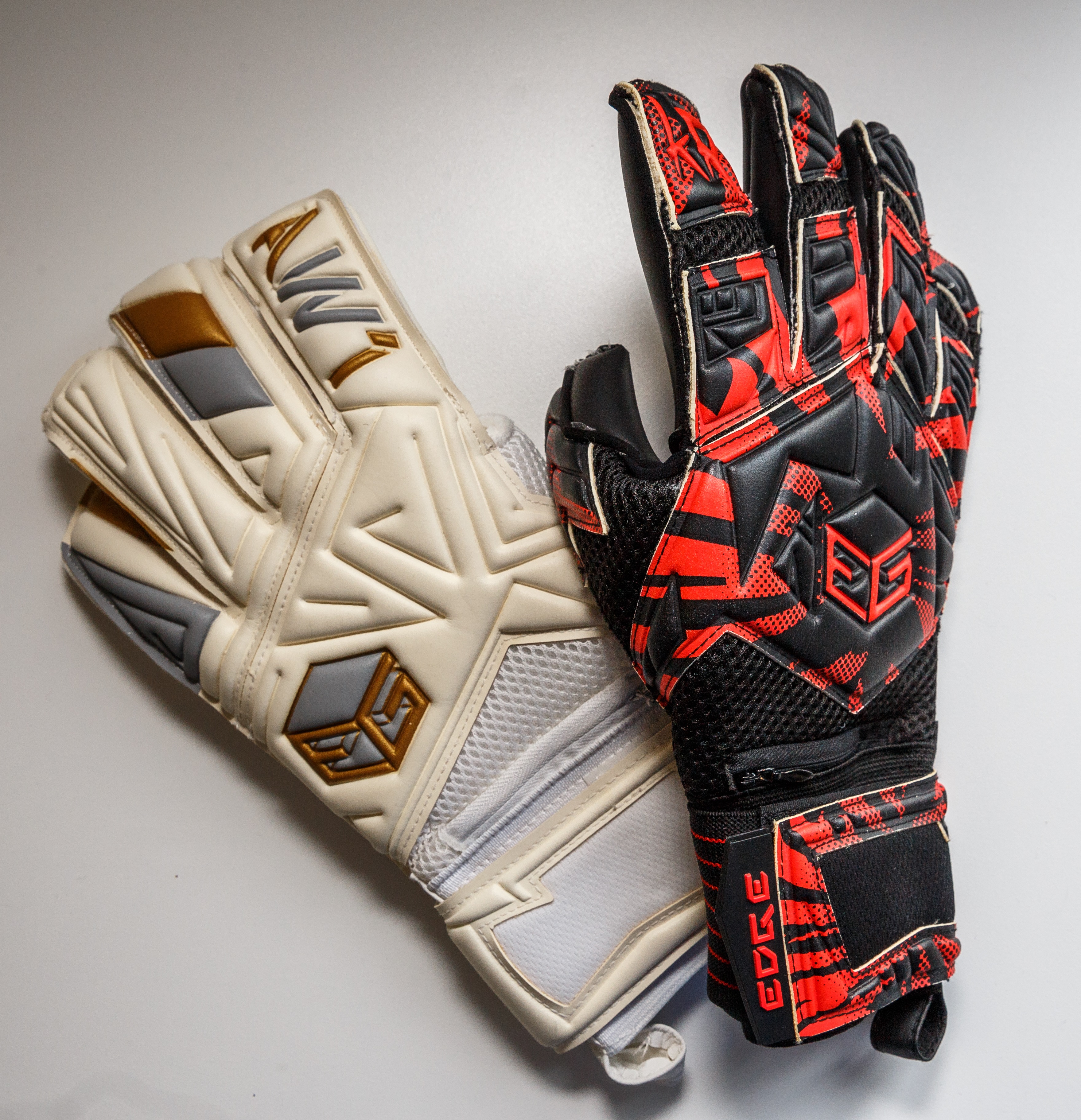 Des gants de soccer dessinés ici portés par des gardiens européens