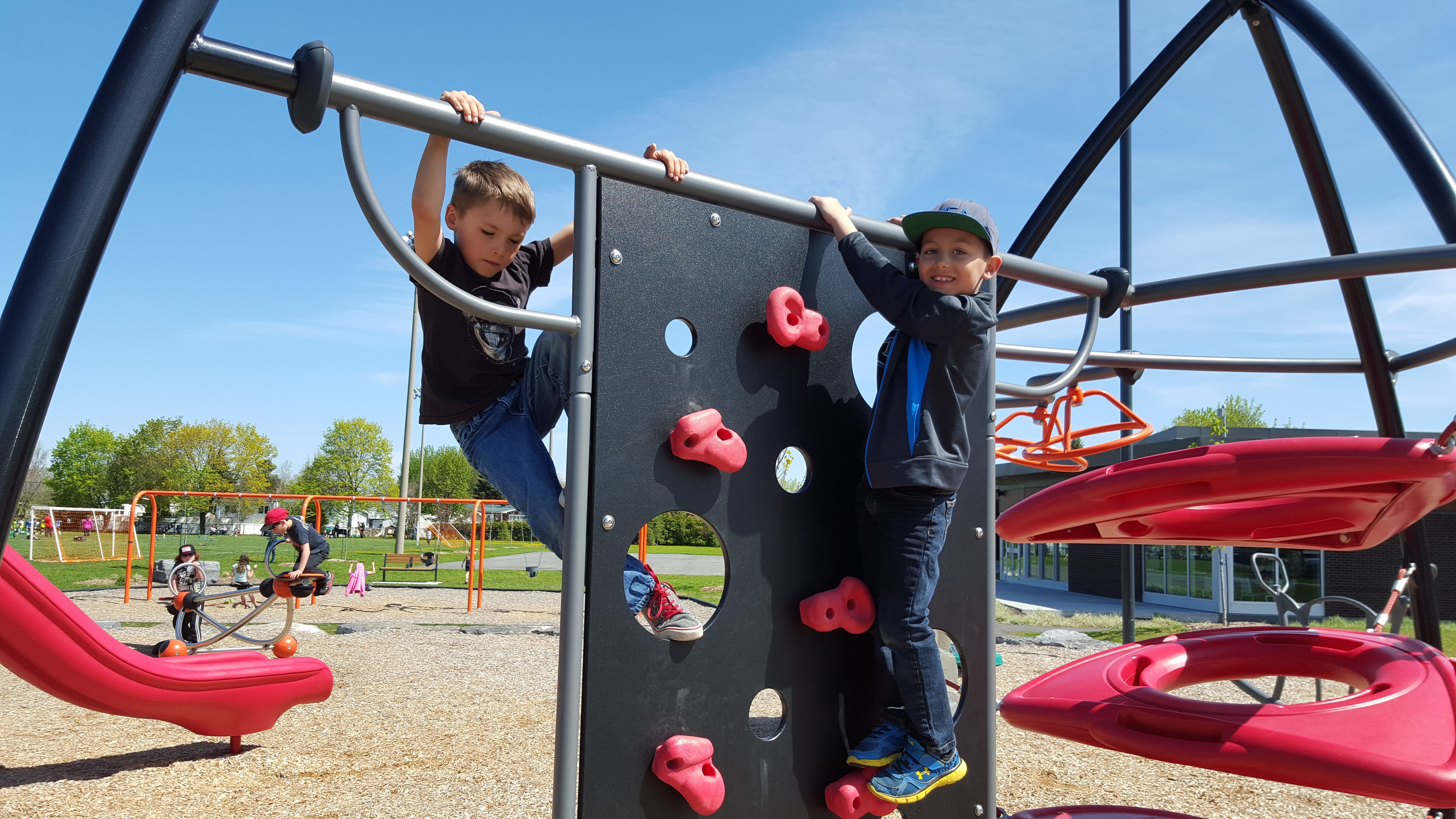 Quatre enfants évaluent des parcs