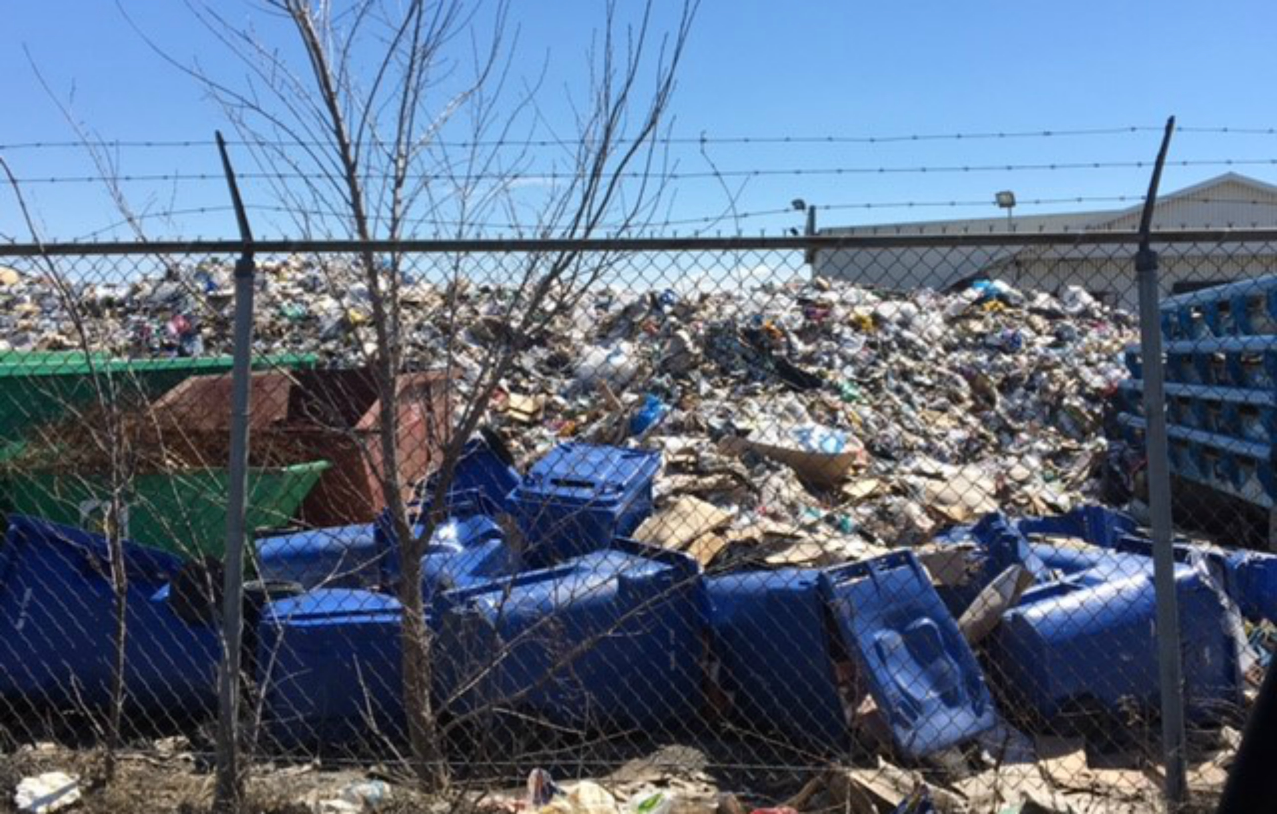 Du recyclage à ciel ouvert à La Prairie: une entreprise contrevient au règlement