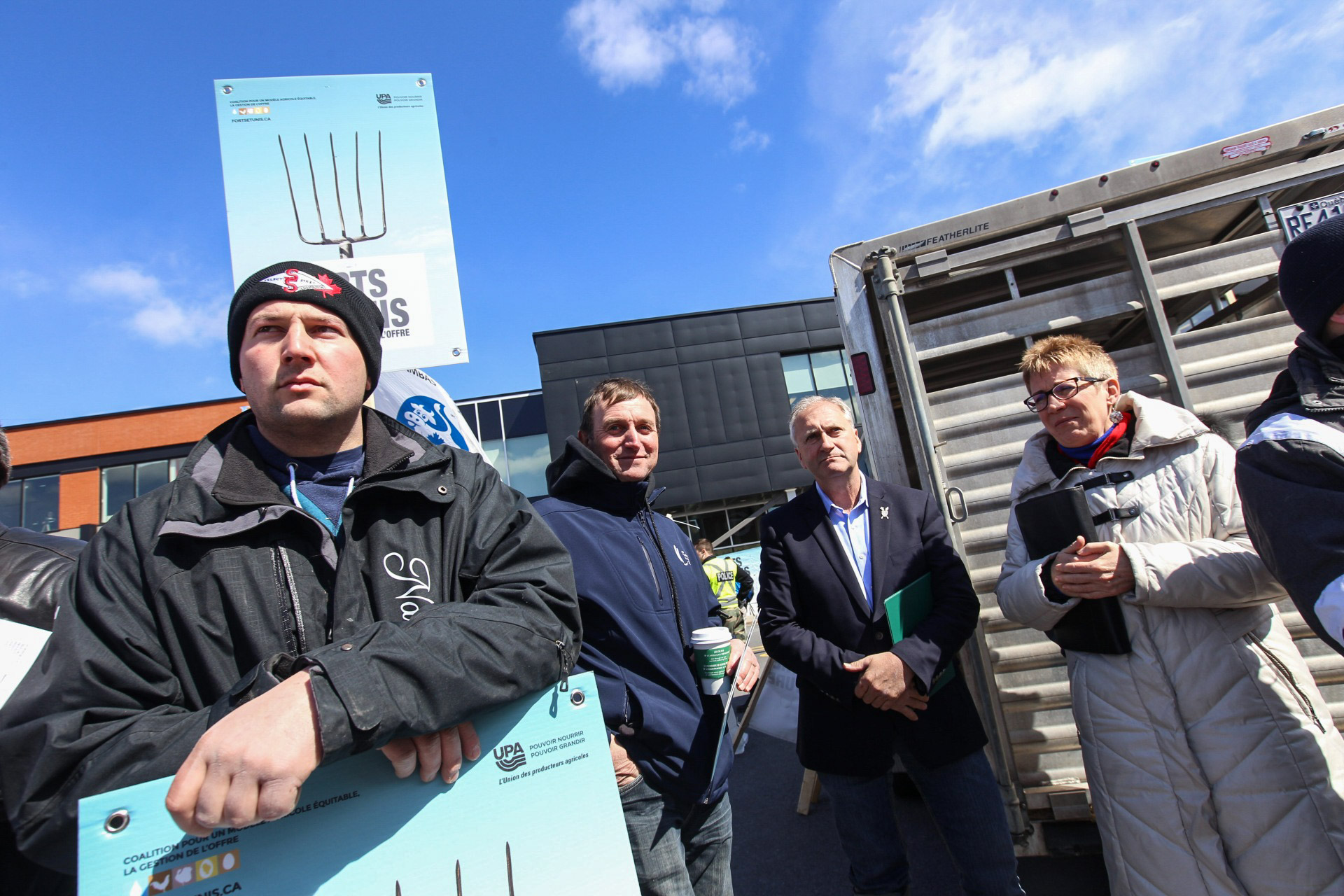Manifestation des producteurs laitiers chez le député de La Prairie