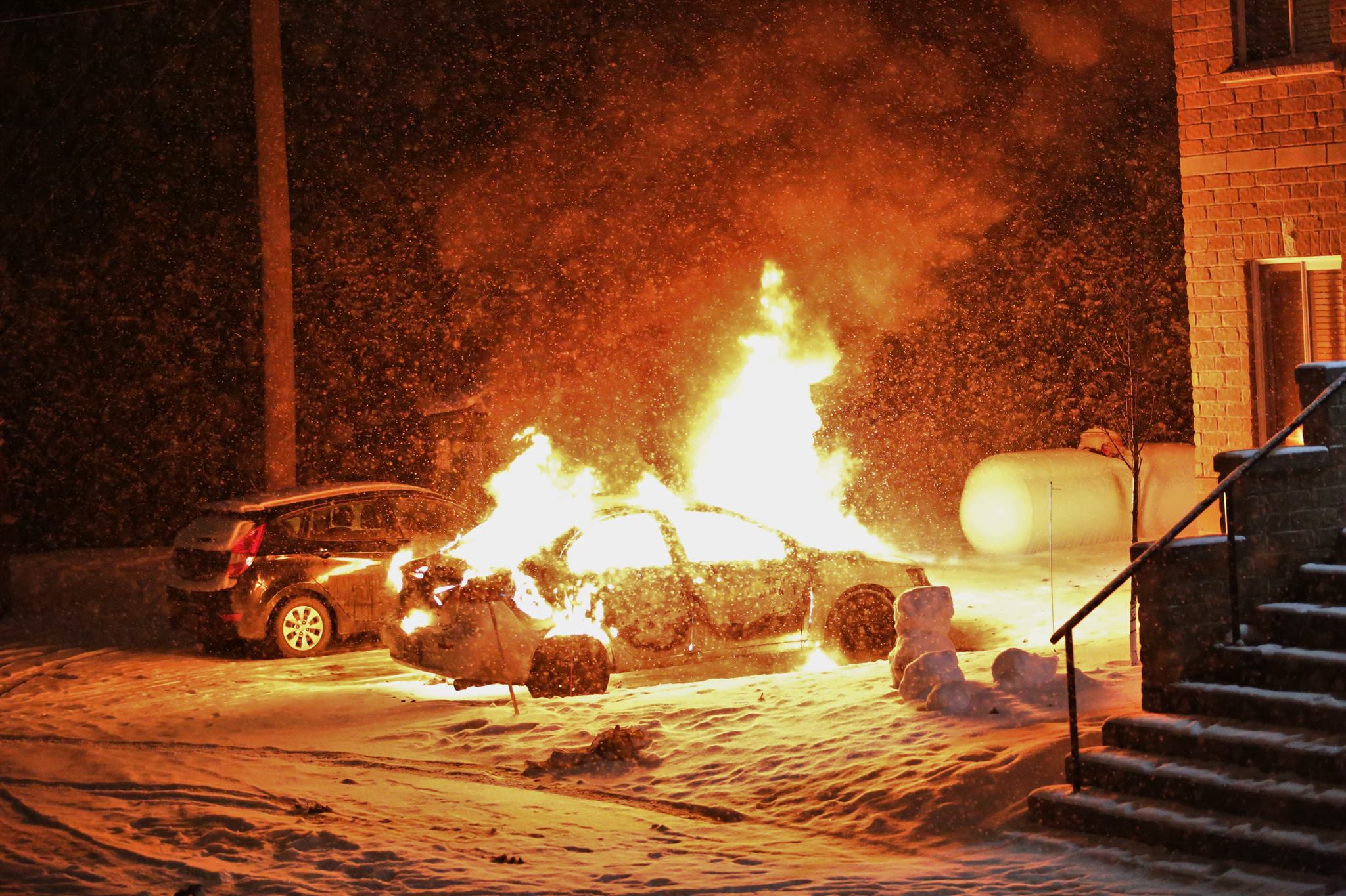 Une voiture flambe à Saint-Constant