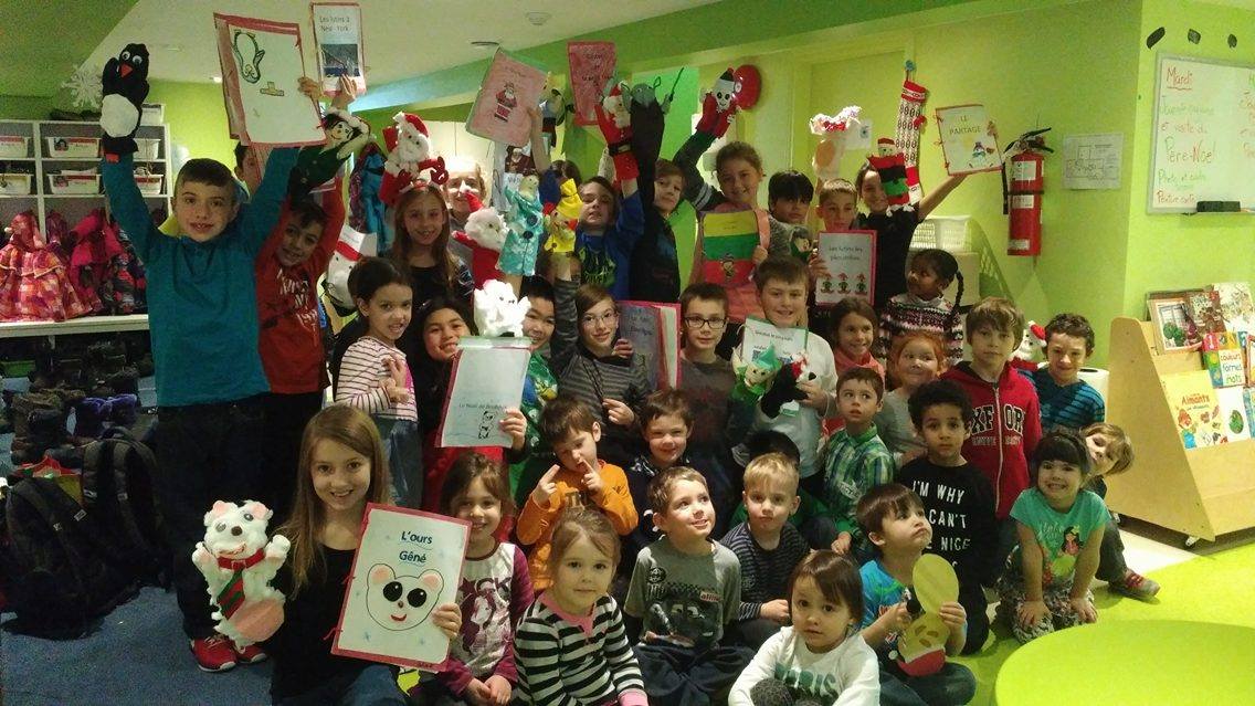 Des élèves racontent des contes aux tout-petits