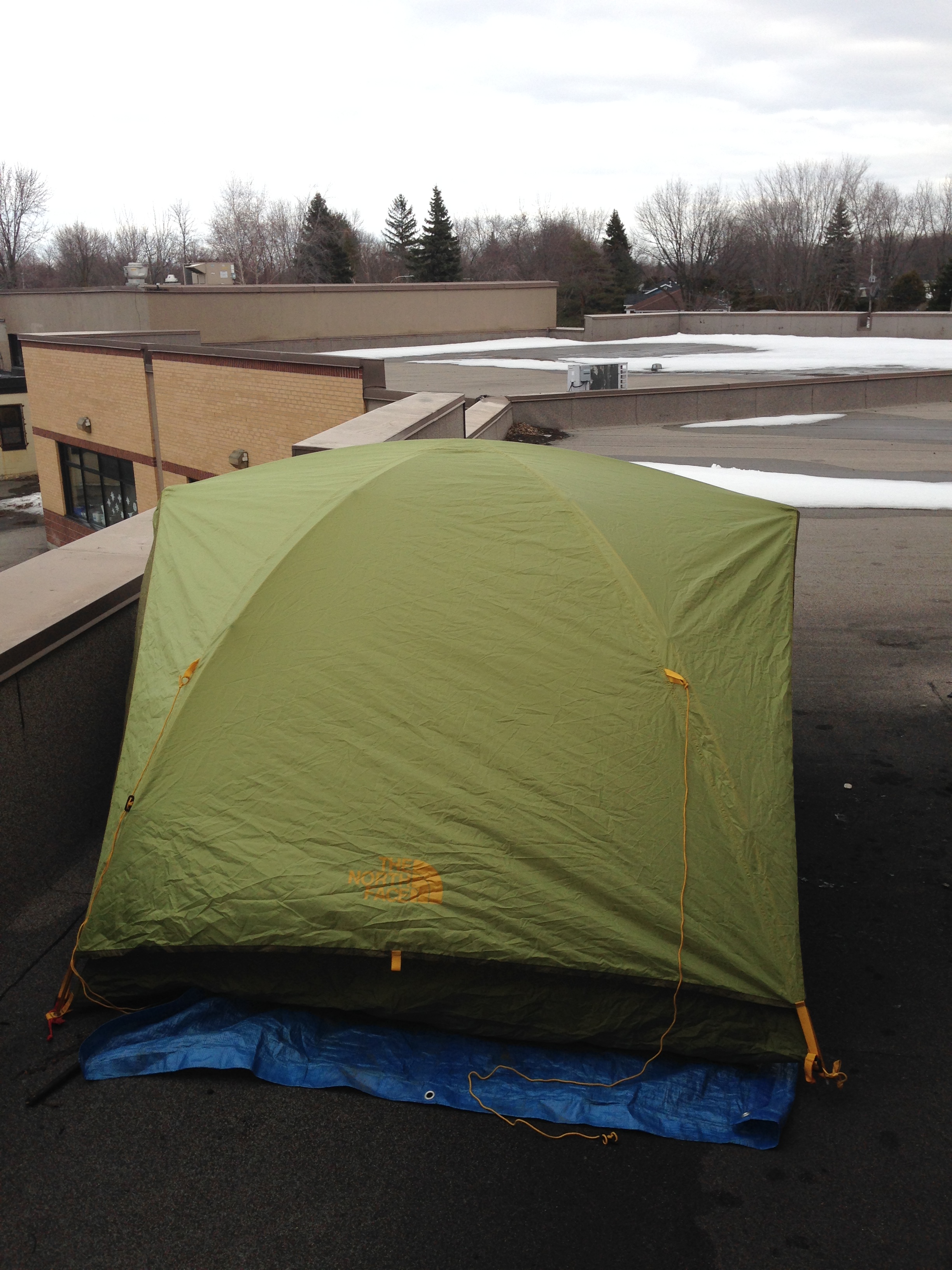 Un directeur fait du camping sur le toit de son école