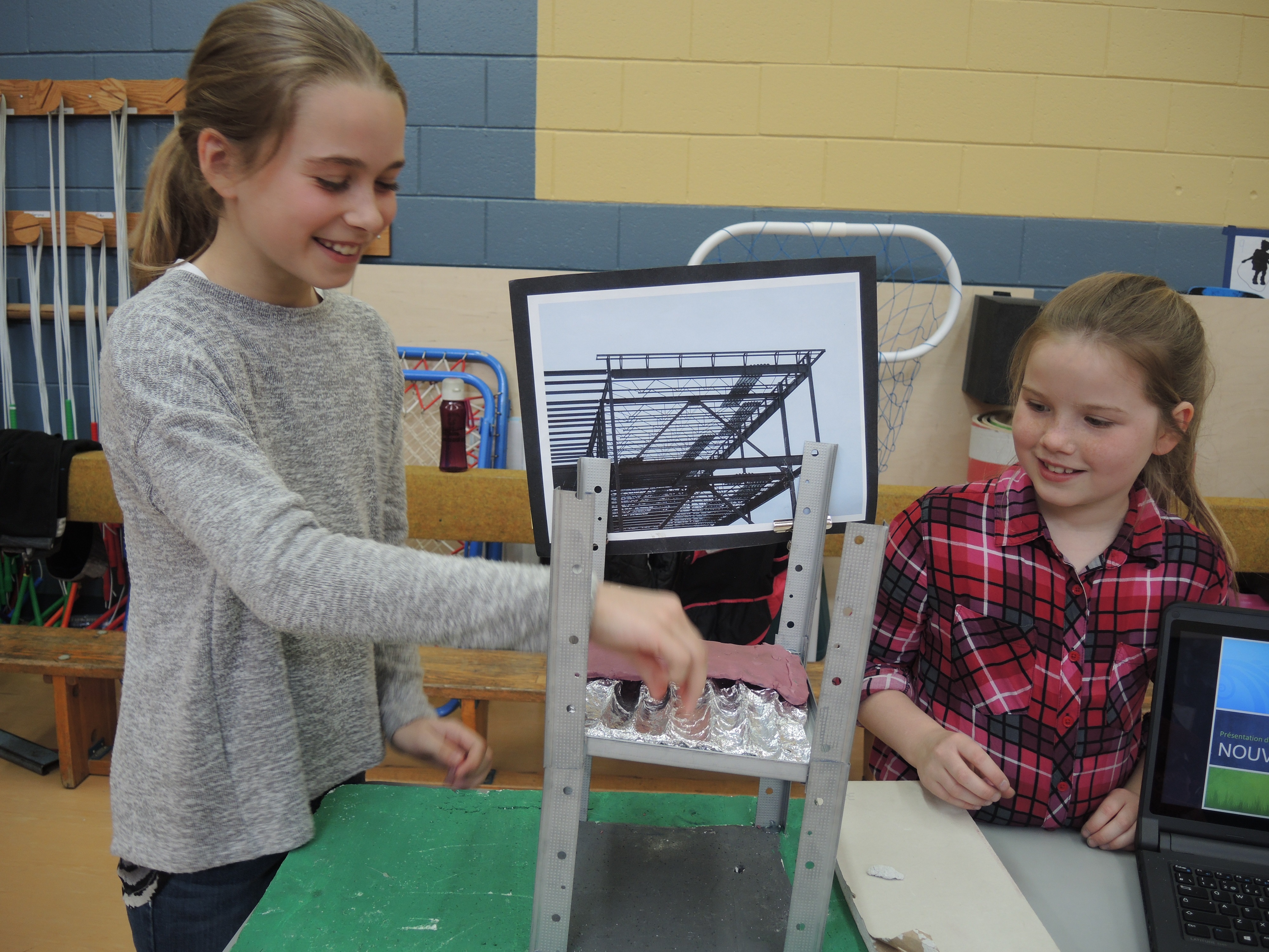 Regard d’enfants sur la construction de la nouvelle école à Saint-Philippe
