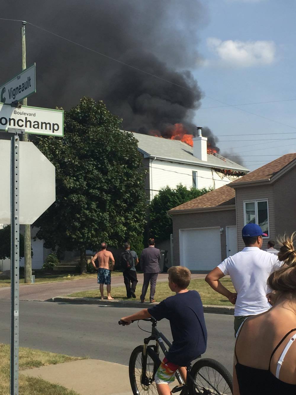 Maison endommagée par les flammes sur la rue Vigneault