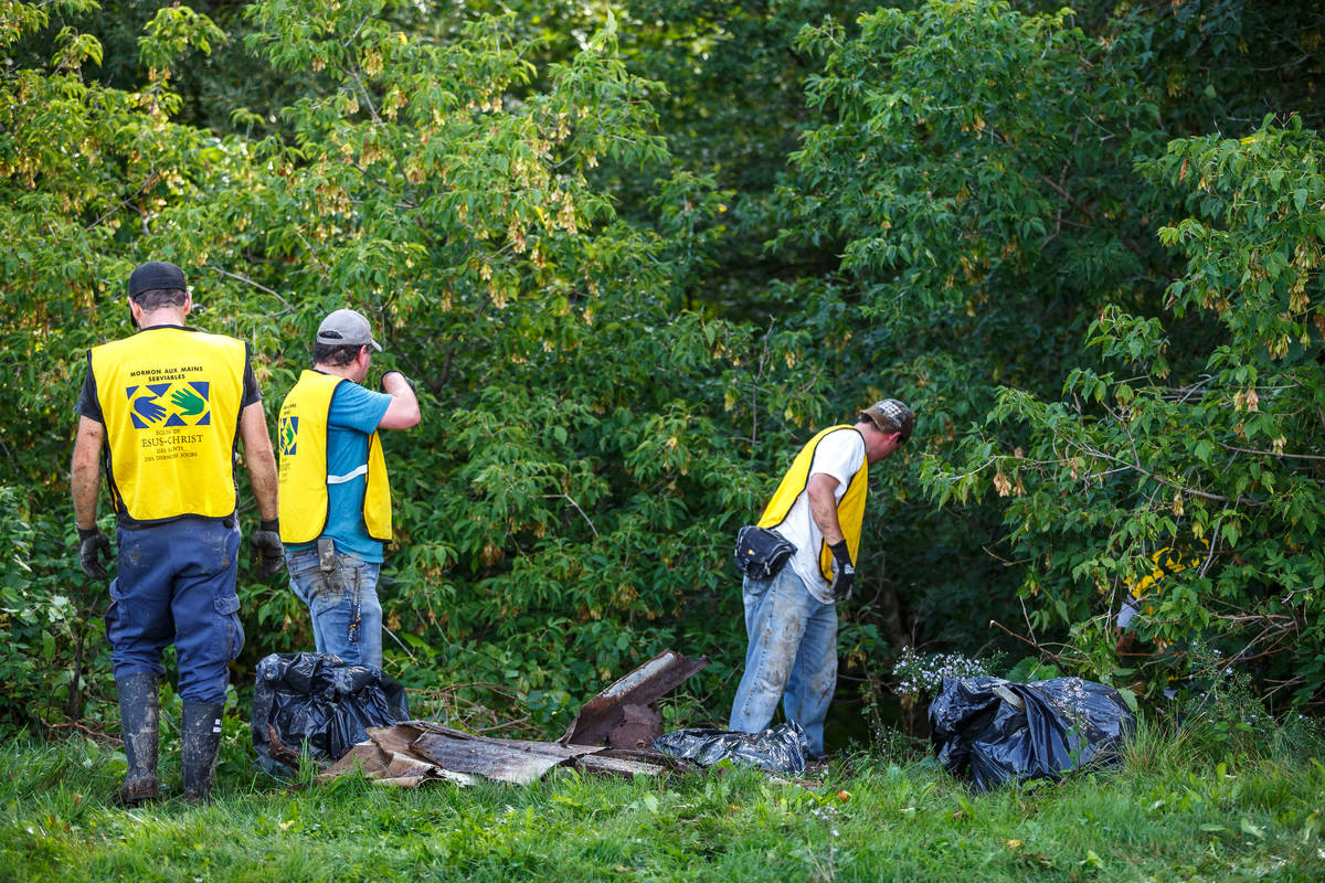 Un conteneur de déchets amassé aux abords de la rivière Saint-Jacques