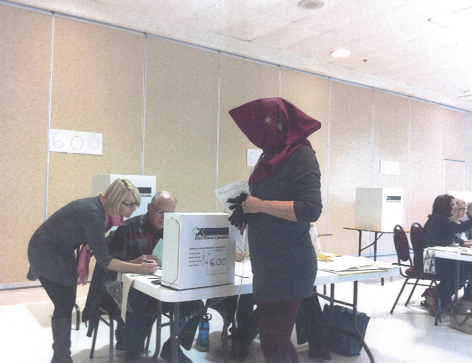 Élections fédérales 2015 : une Laprairienne vote le visage masqué