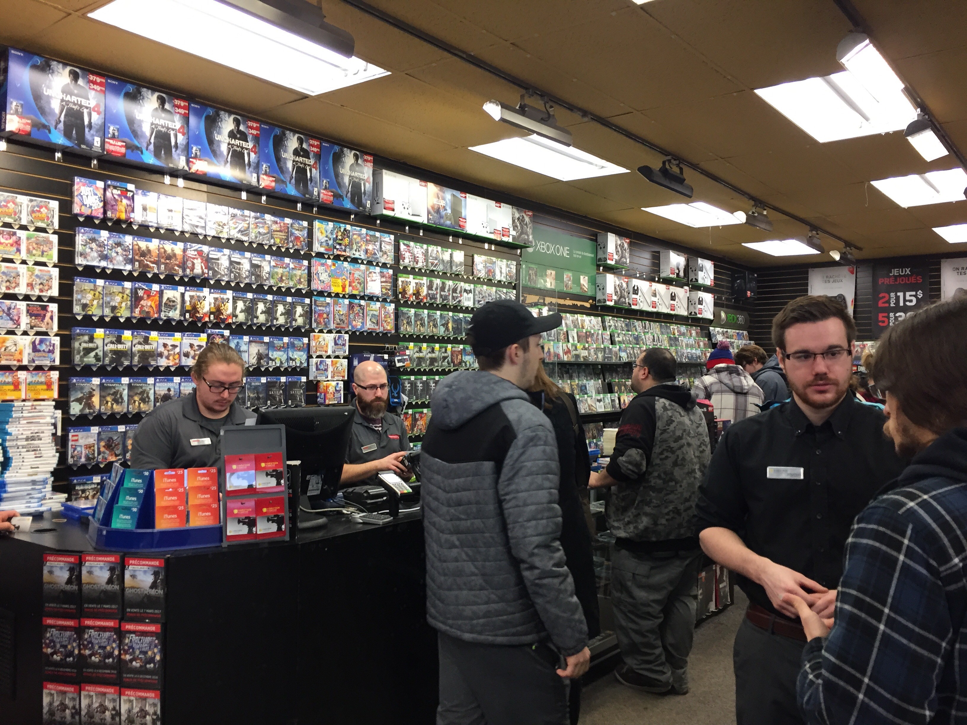 Une file pour la vente au Superclub Vidéotron