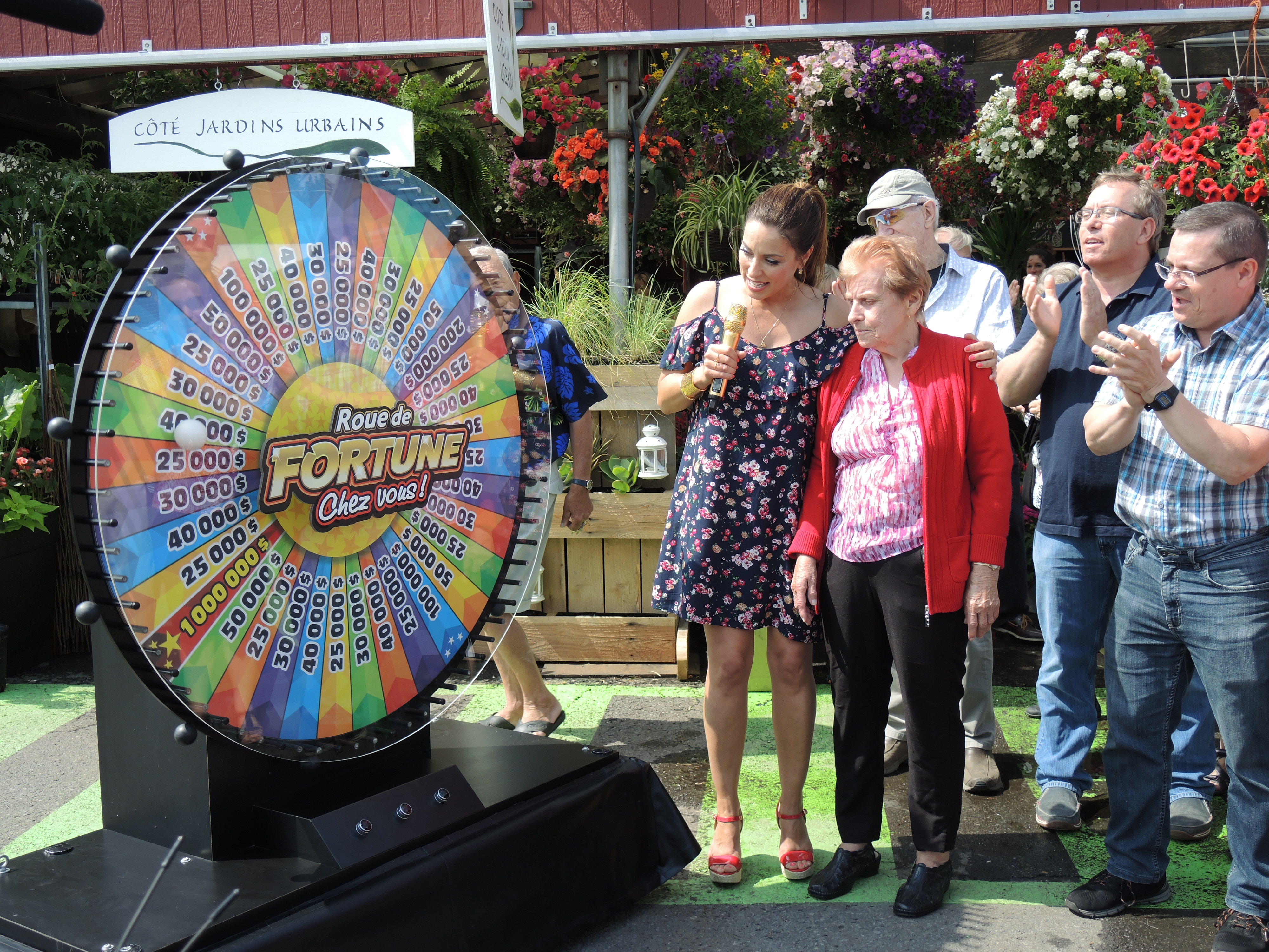 Une dame tourne la Roue de fortune à La Prairie