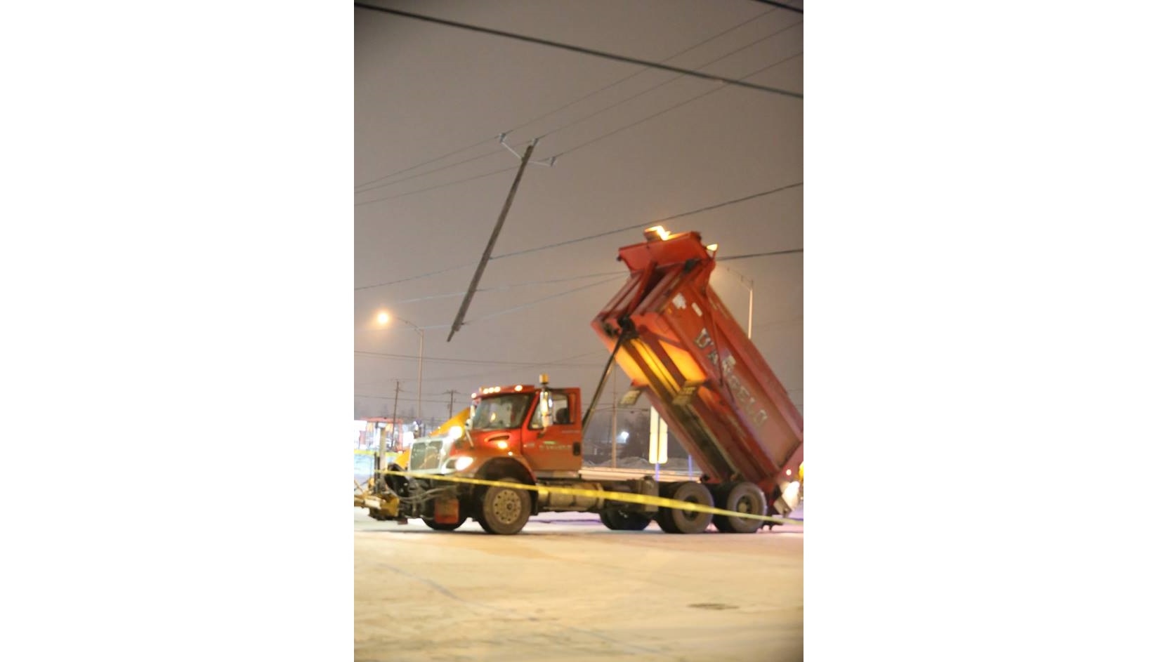 La benne d’un camion arrache un poteau électrique à Sainte-Catherine
