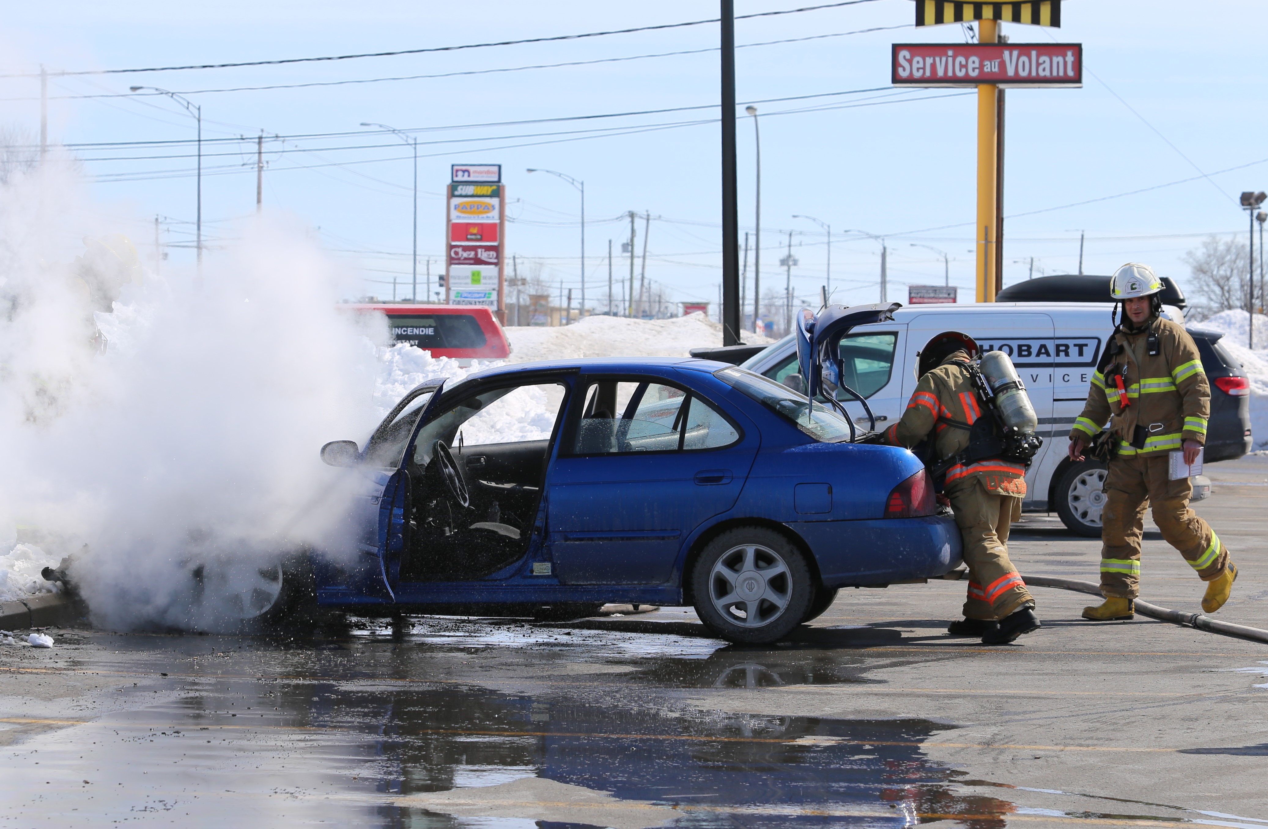Une voiture flambe dans le stationnement d’un restaurant