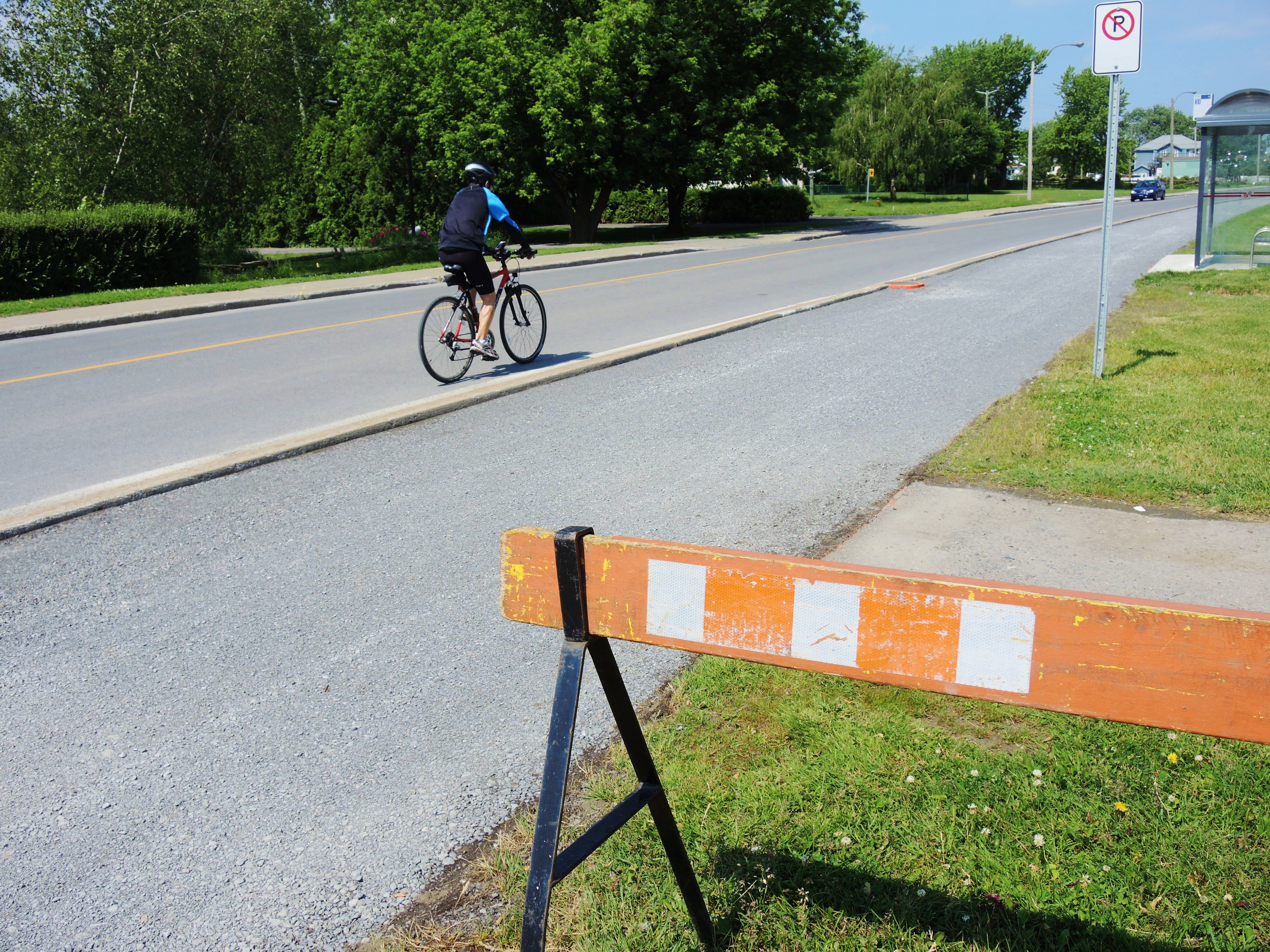 La piste cyclable du boulevard Marie-Victorin se refait une beauté