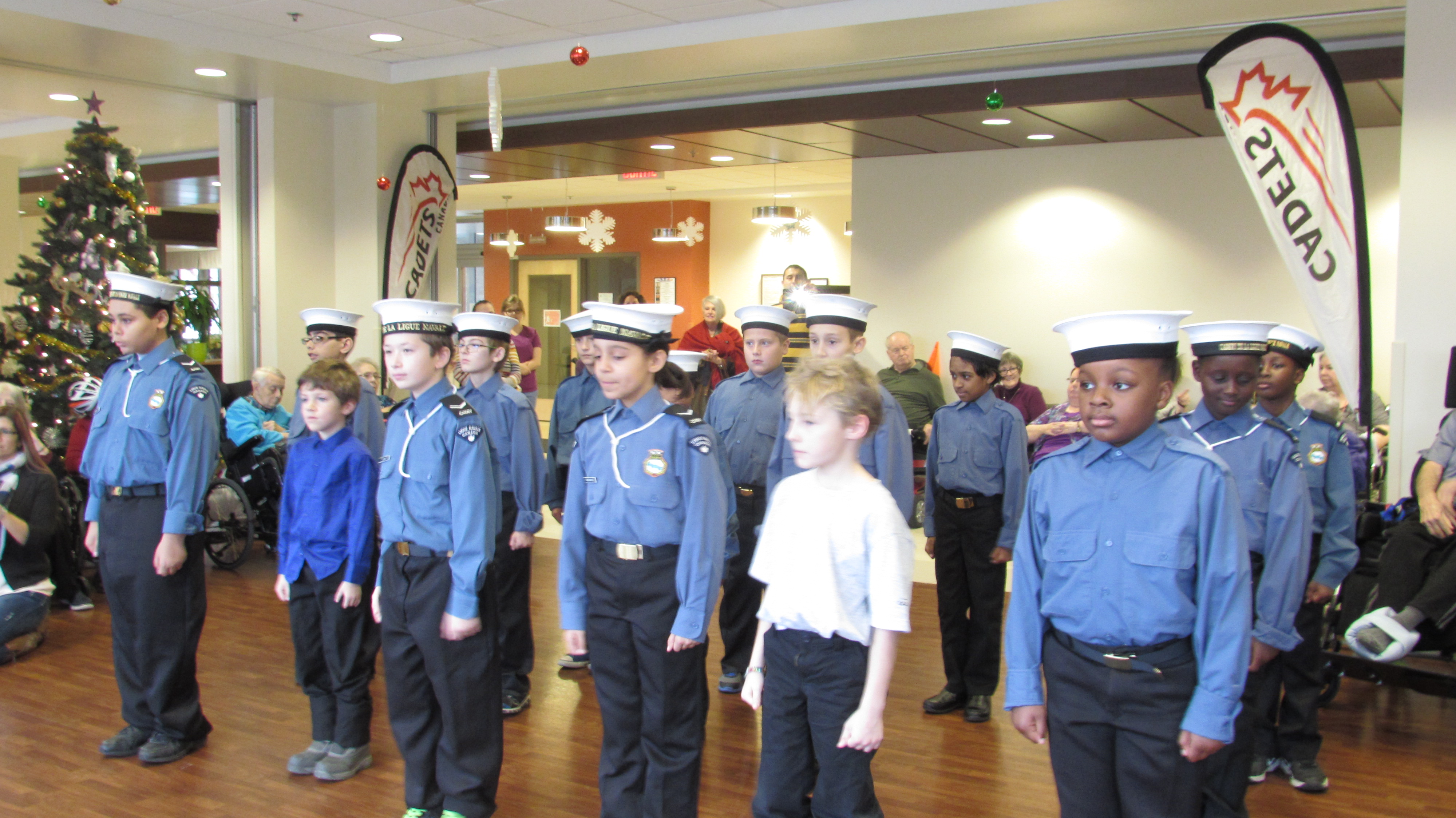 Des cadets en visite au centre d’accueil