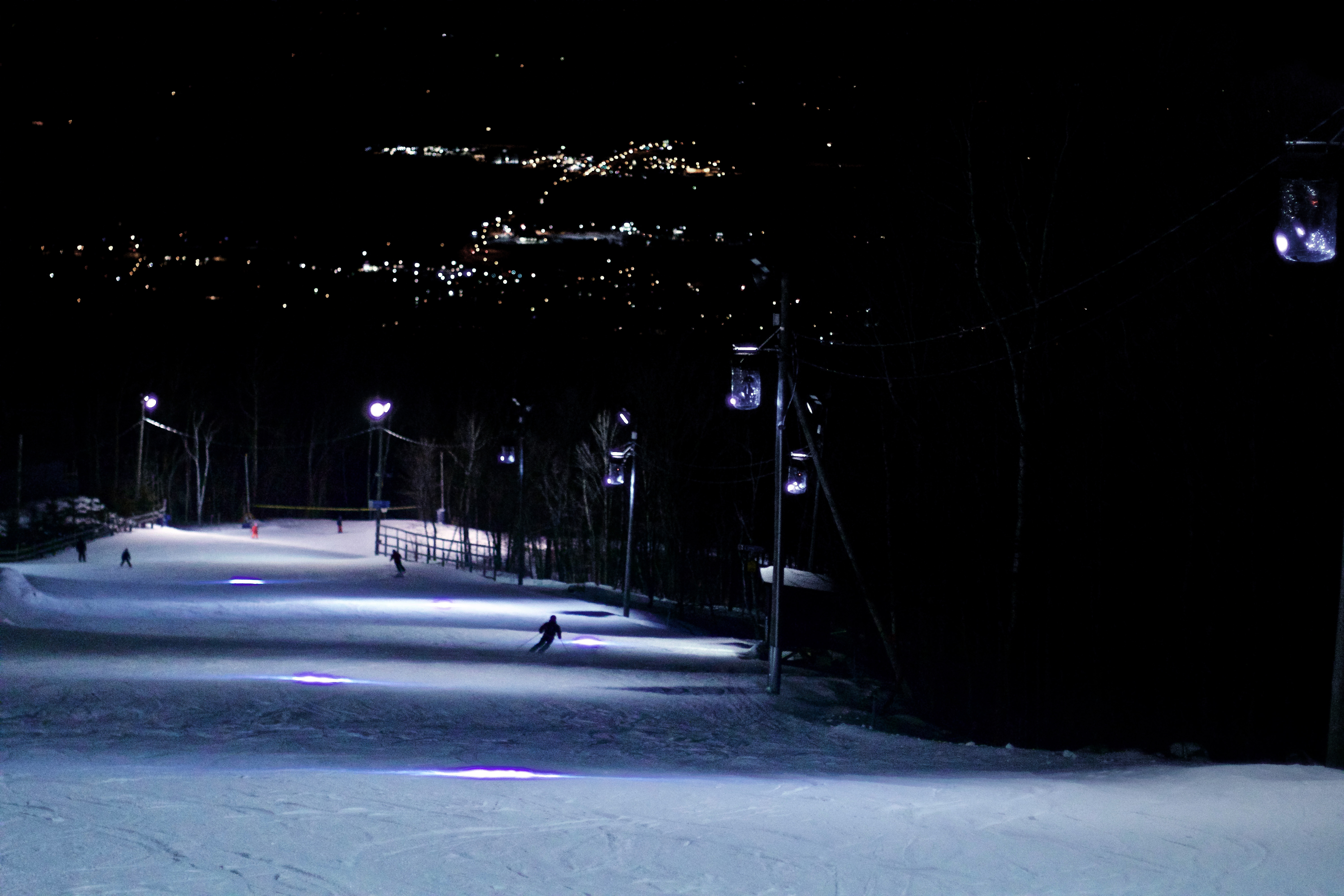 La piste Candiac à Bromont illuminée par des skieurs