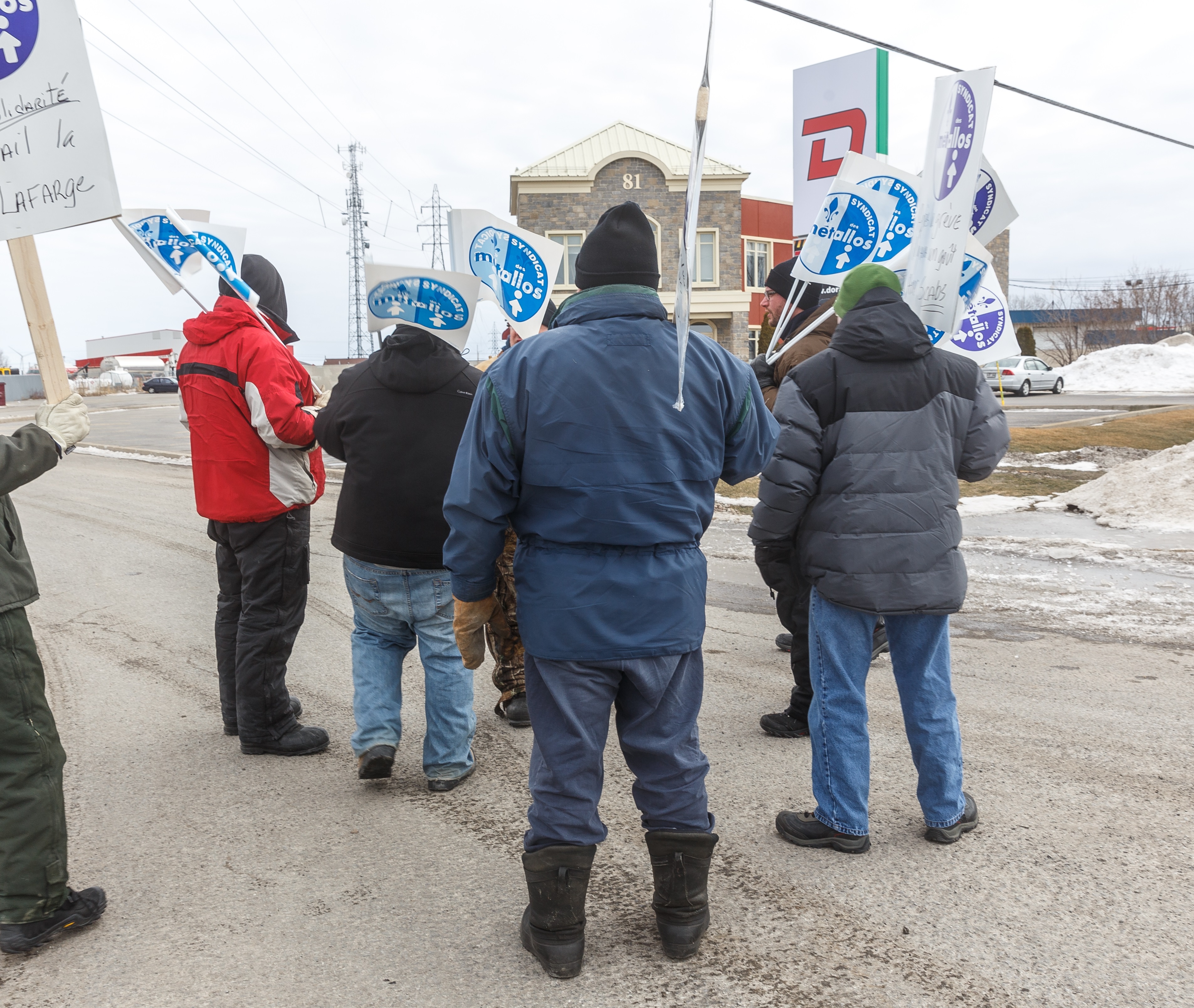 Des grévistes de Lafarge manifestent chez un sous-traitant
