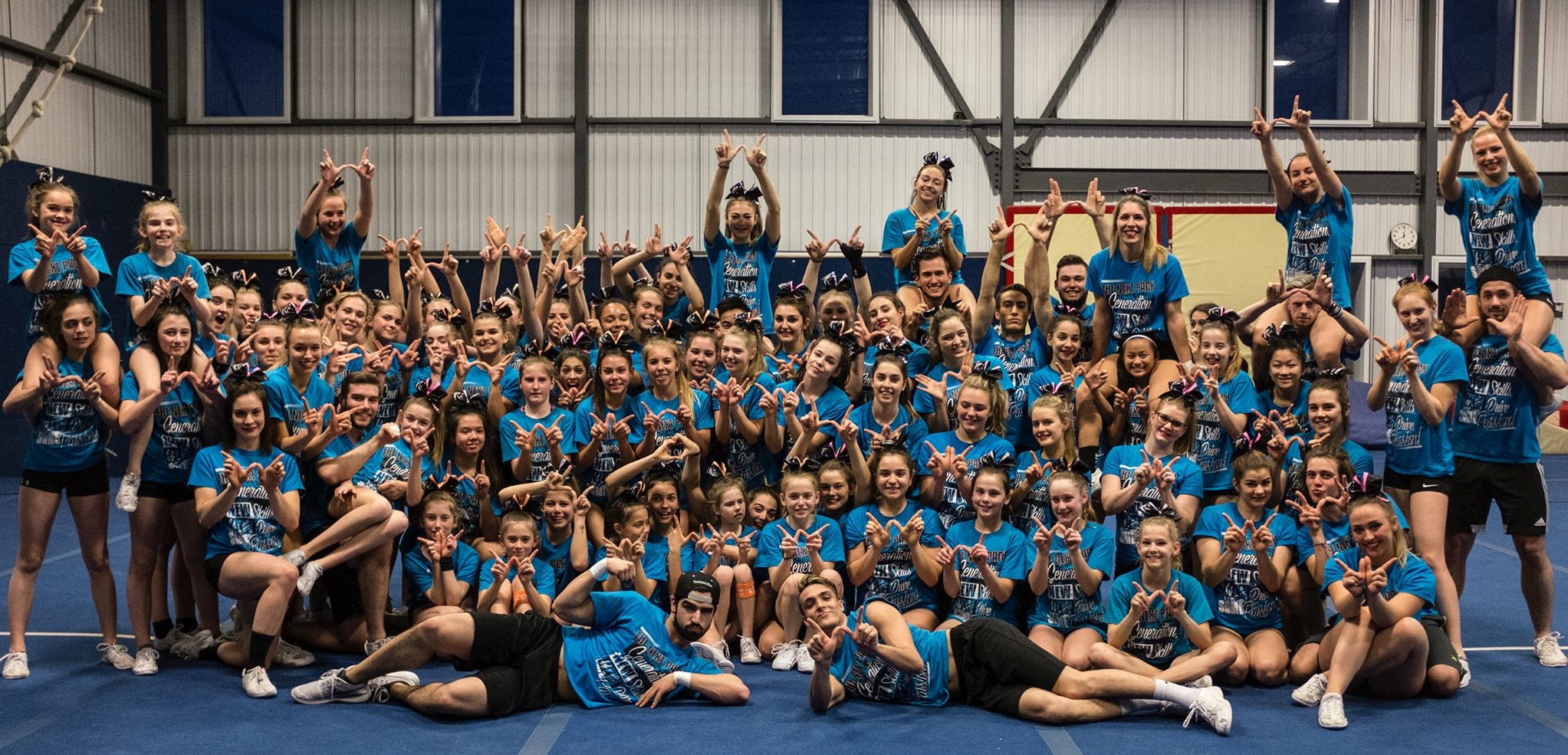 Les cheerleaders du Centre Coyotes à Candiac au grand écran