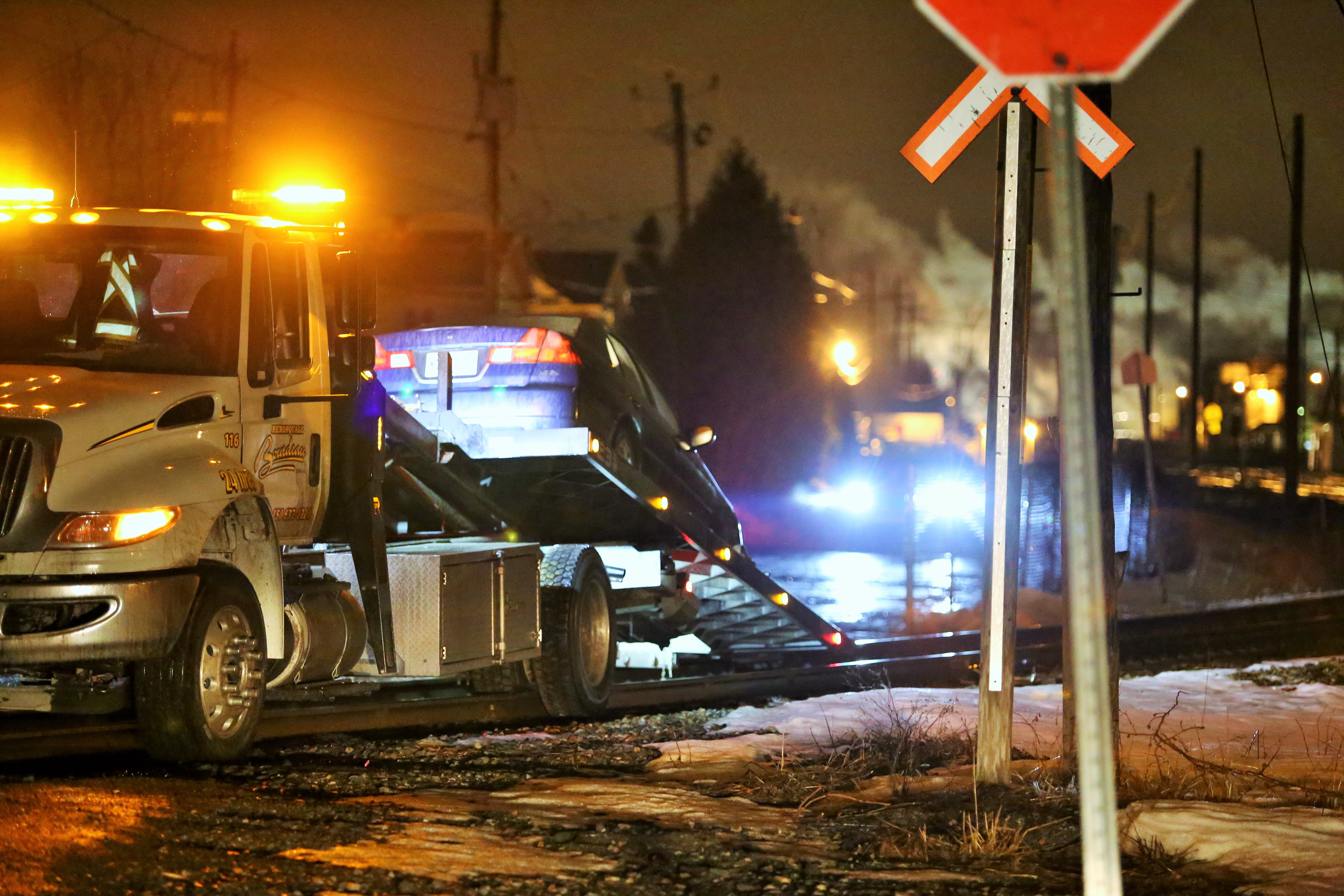 Voiture en panne sur la voie ferrée à Delson