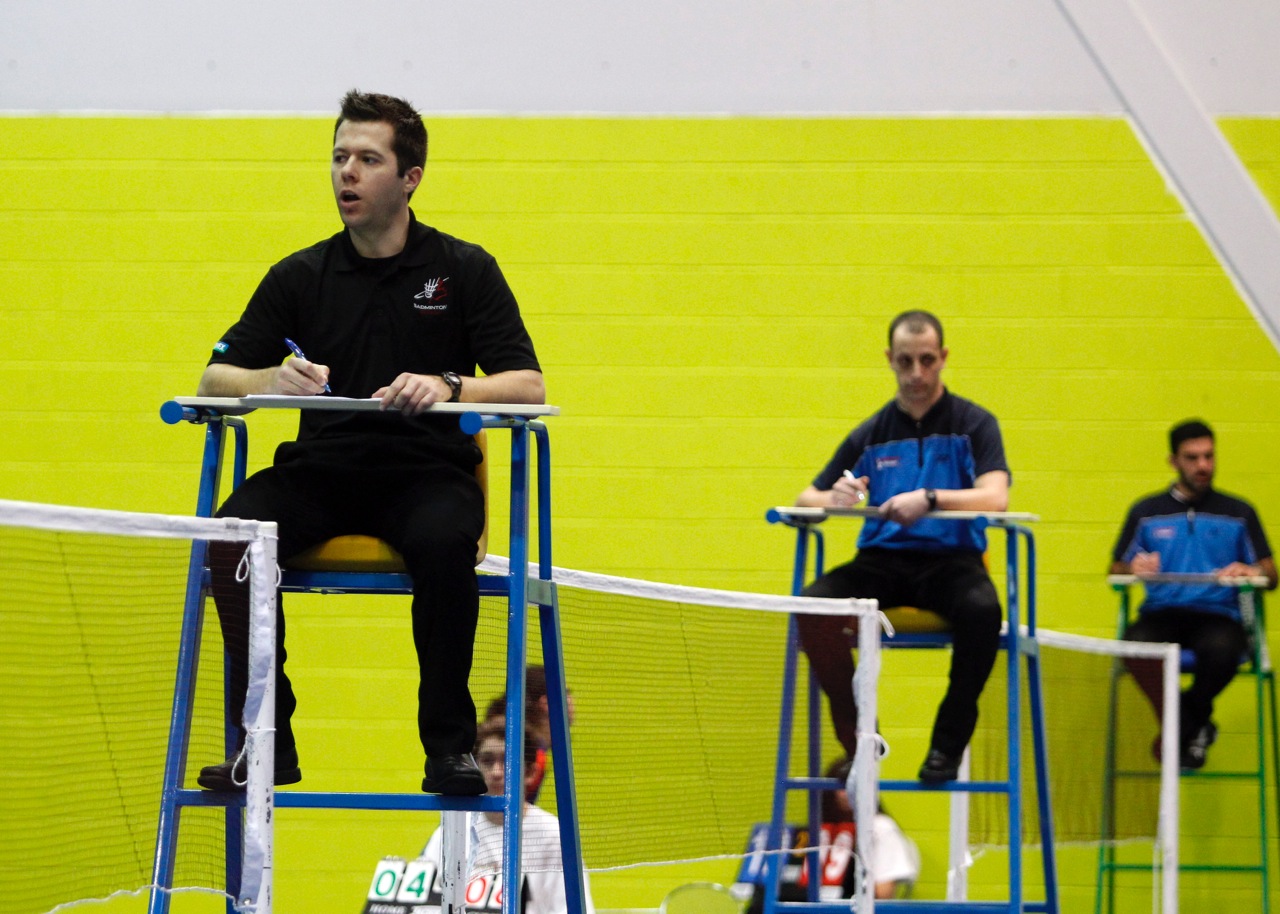 Un arbitre de badminton de Saint-Constant a le volant dans l’œil