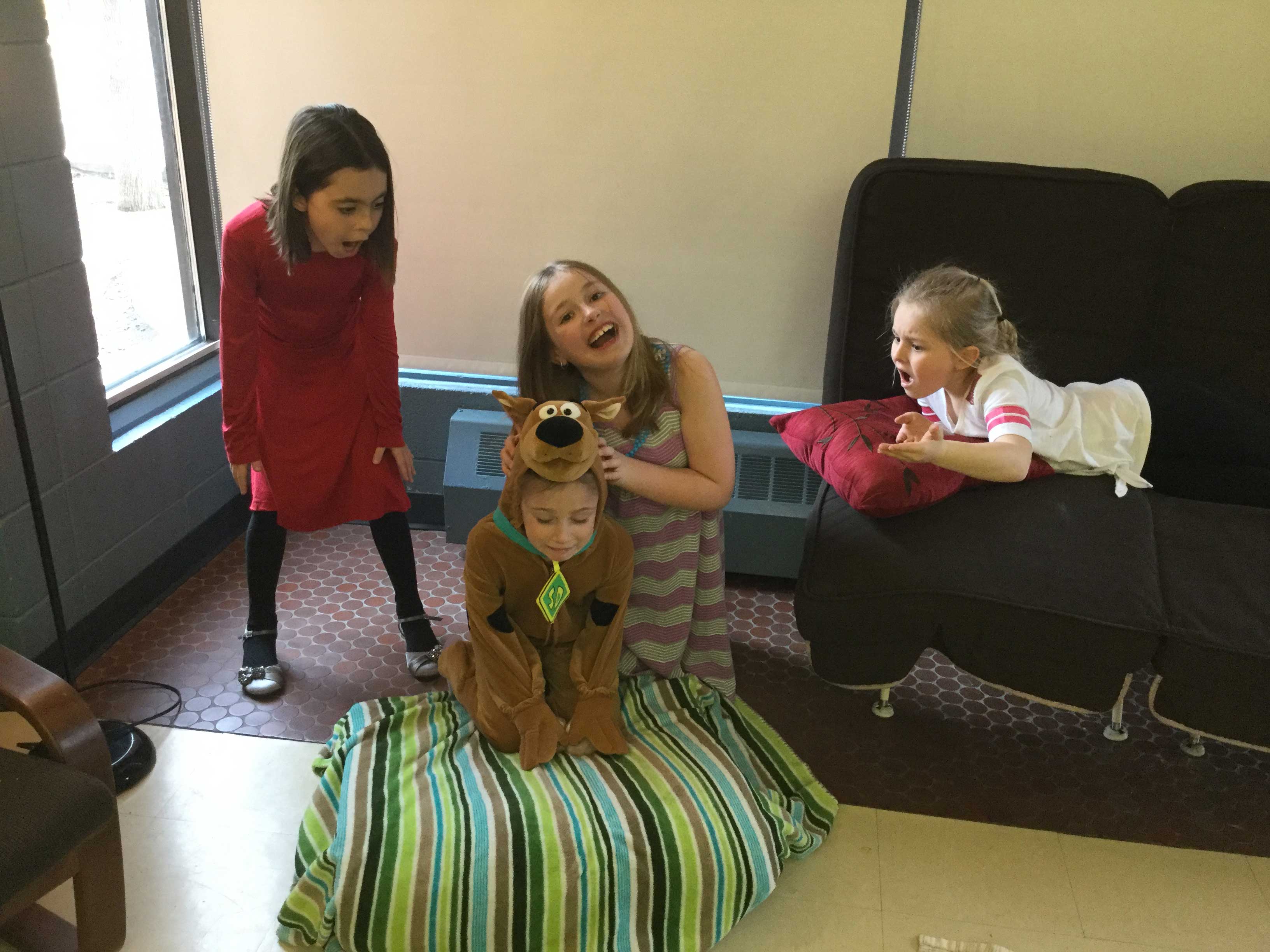 Des enfants apprennent le langage canin