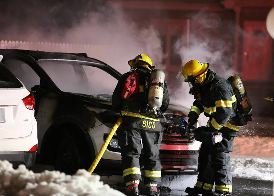 Voiture en flammes à Delson