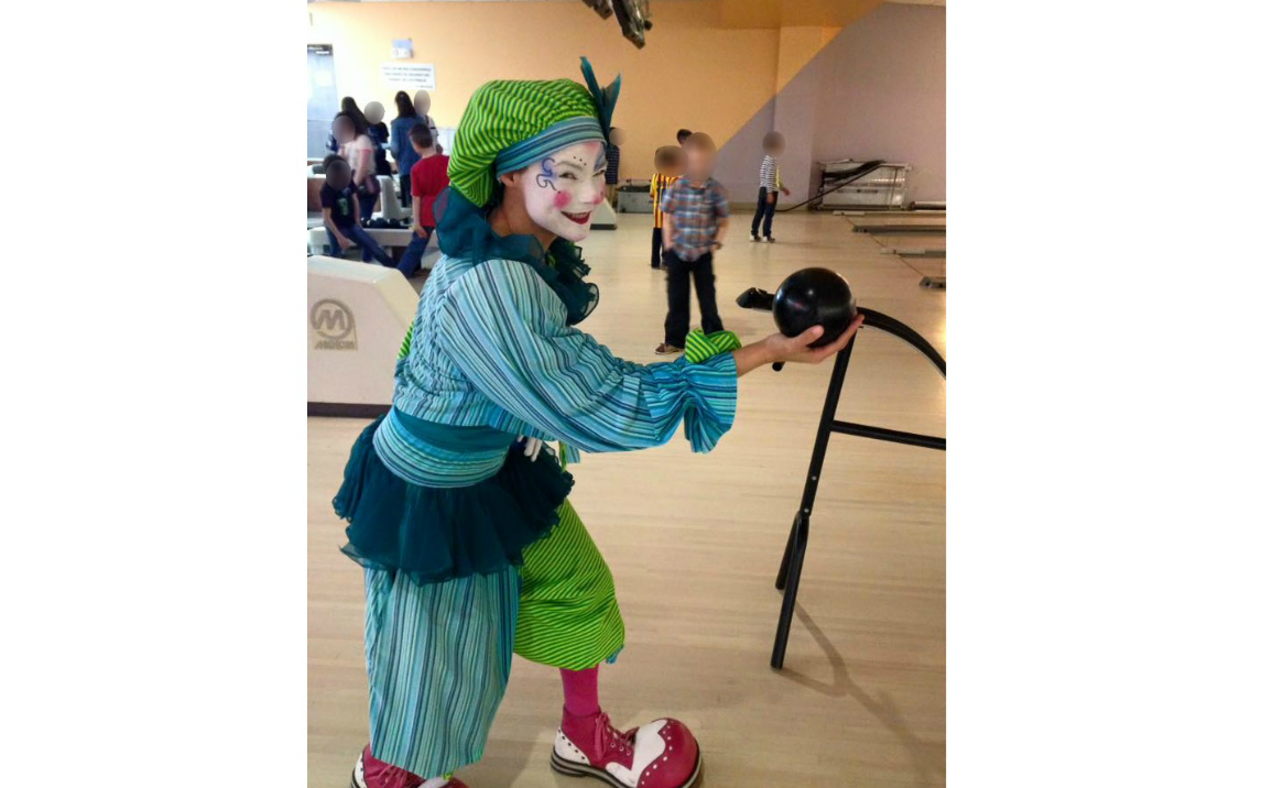 Des clowns attendent vos denrées non périssables pour le Complexe le partage