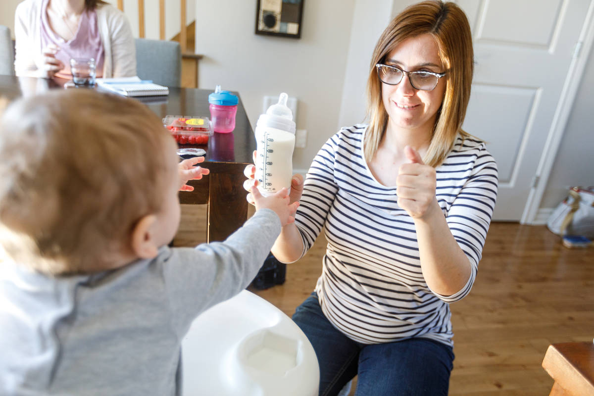 Des parents parlent en signes à leur enfant