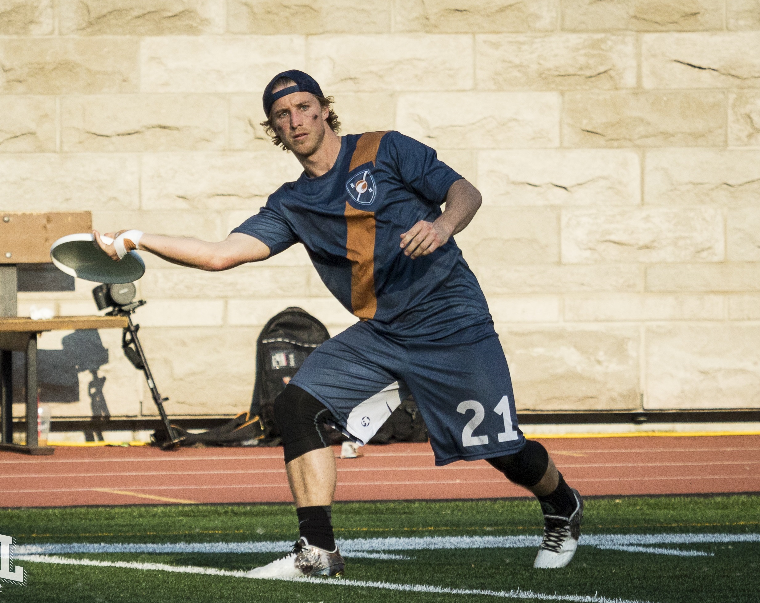 Gabriel Monfette lance le frisbee chez les pros