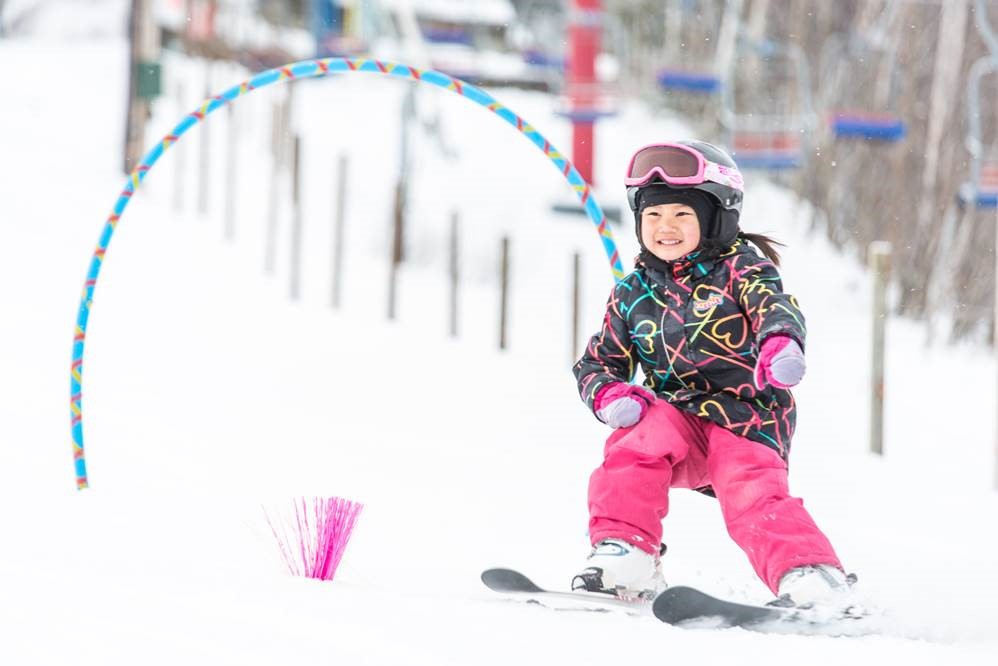 Initiation au ski alpin ou à la planche pour les tout-petits