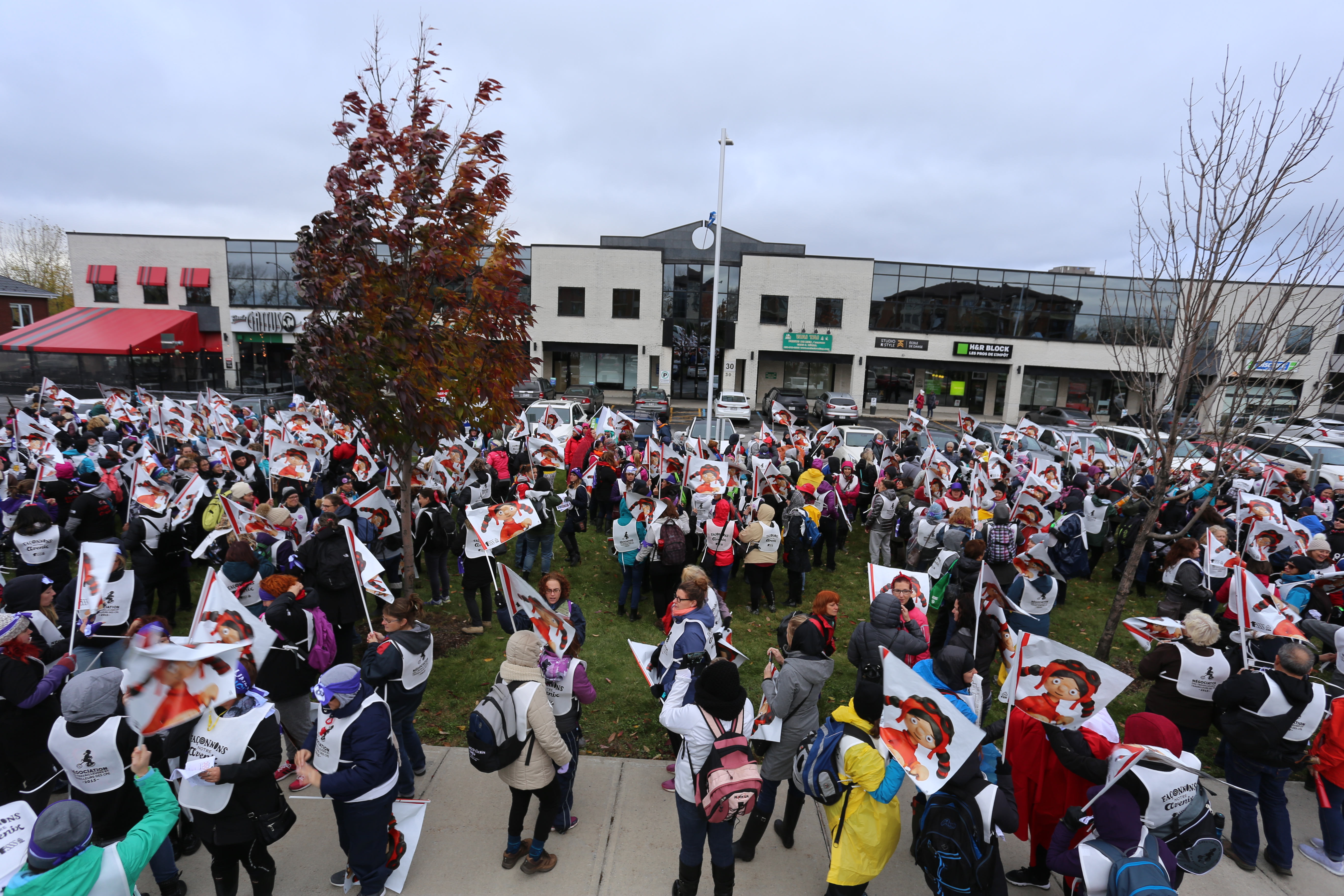 Grève des CPE: Manifestation des éducatrices devant le bureau du député