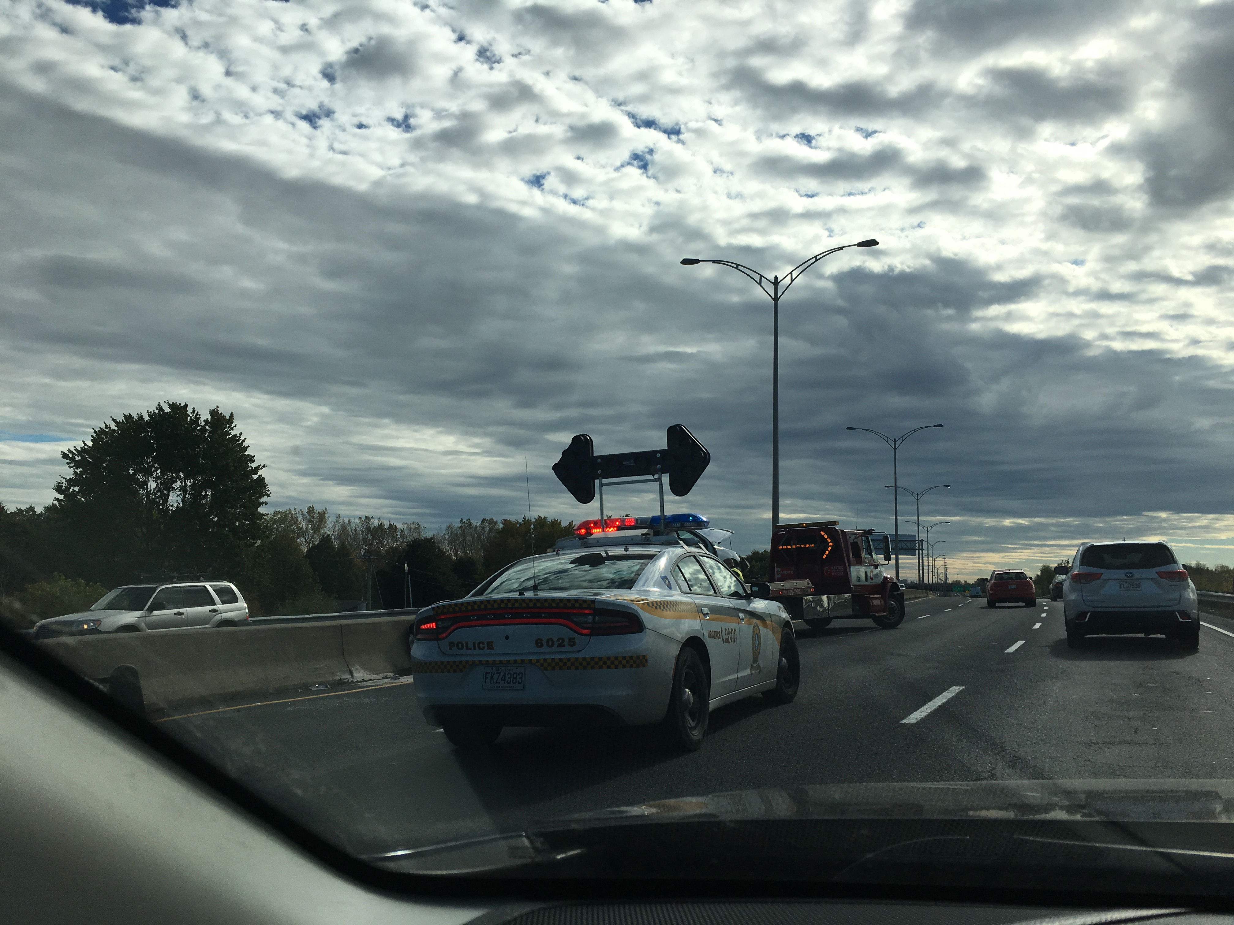 Une conductrice percute un muret de béton sur l’autoroute 15