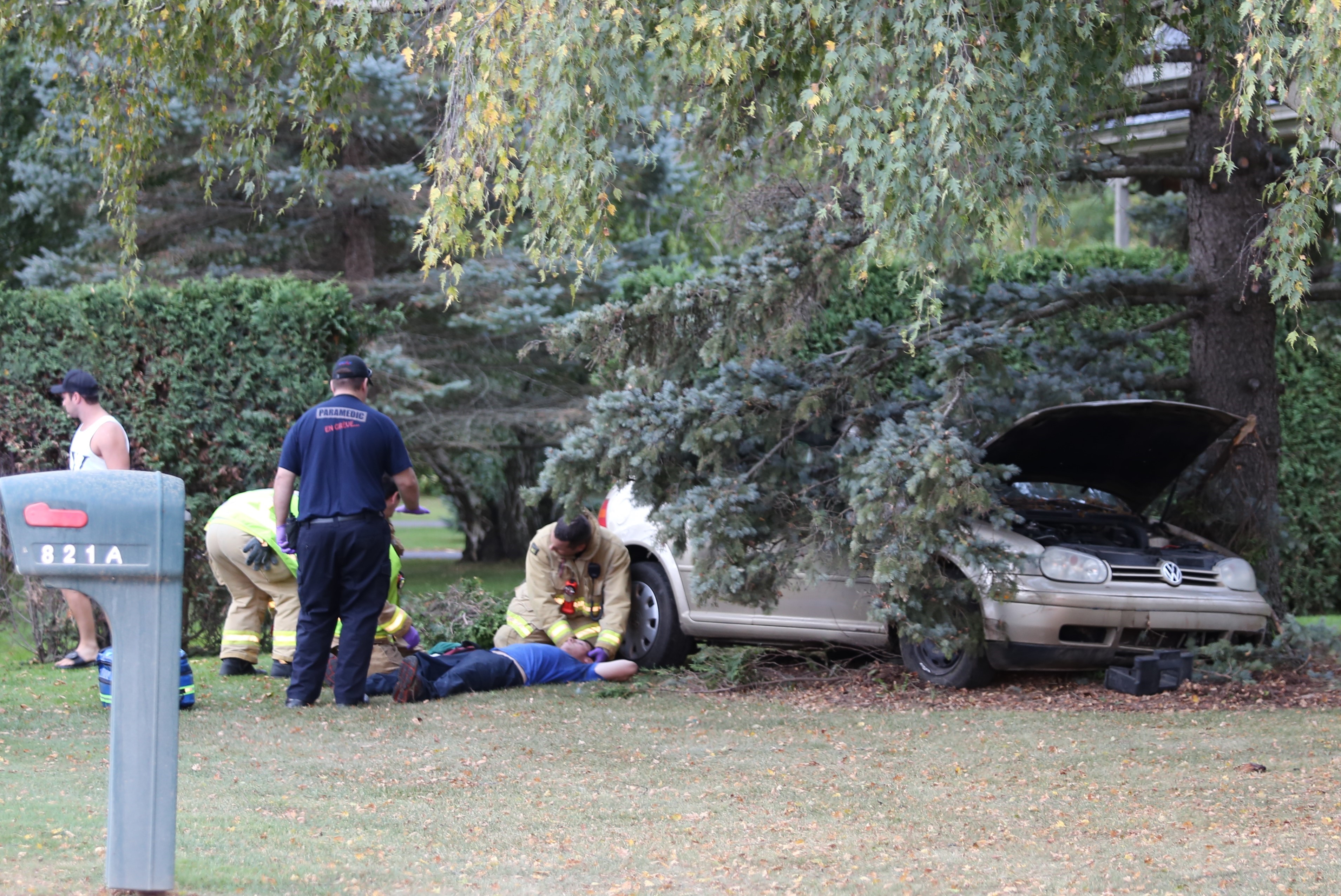 Une voiture atterrit sur un terrain