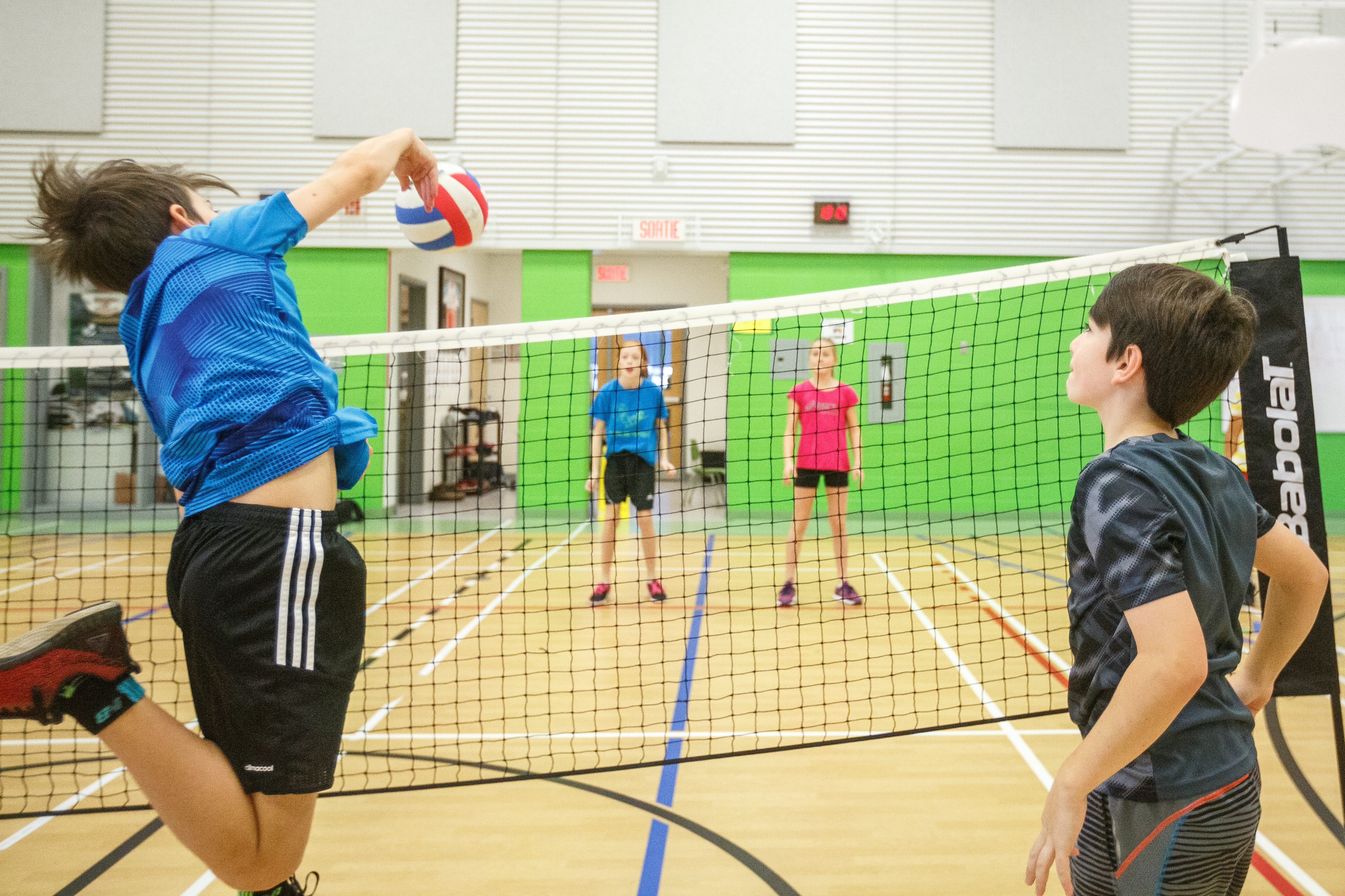 Des élèves s’initient au smashball, un dérivé du volleyball