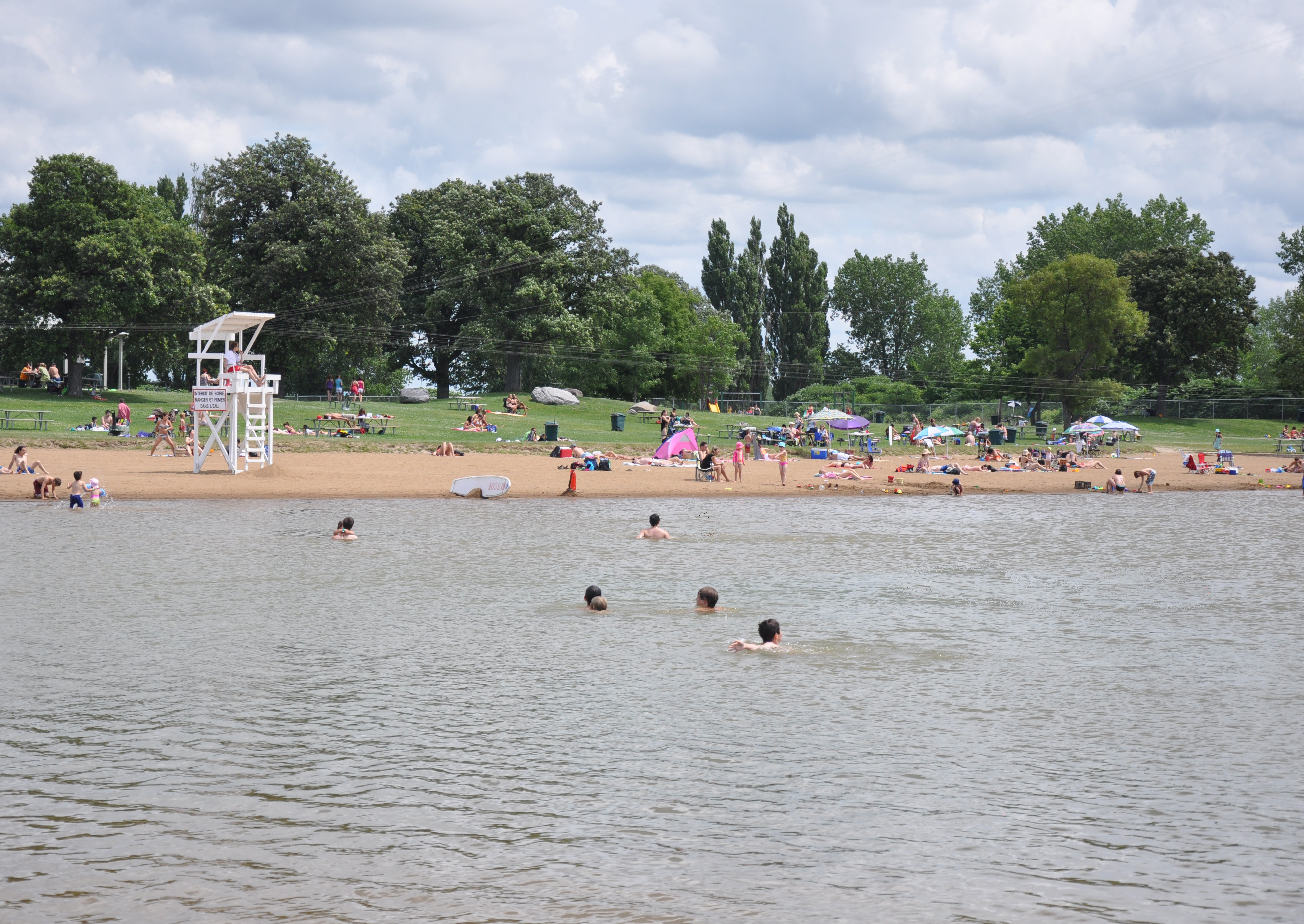 La plage du RécréoParc demeure interdite