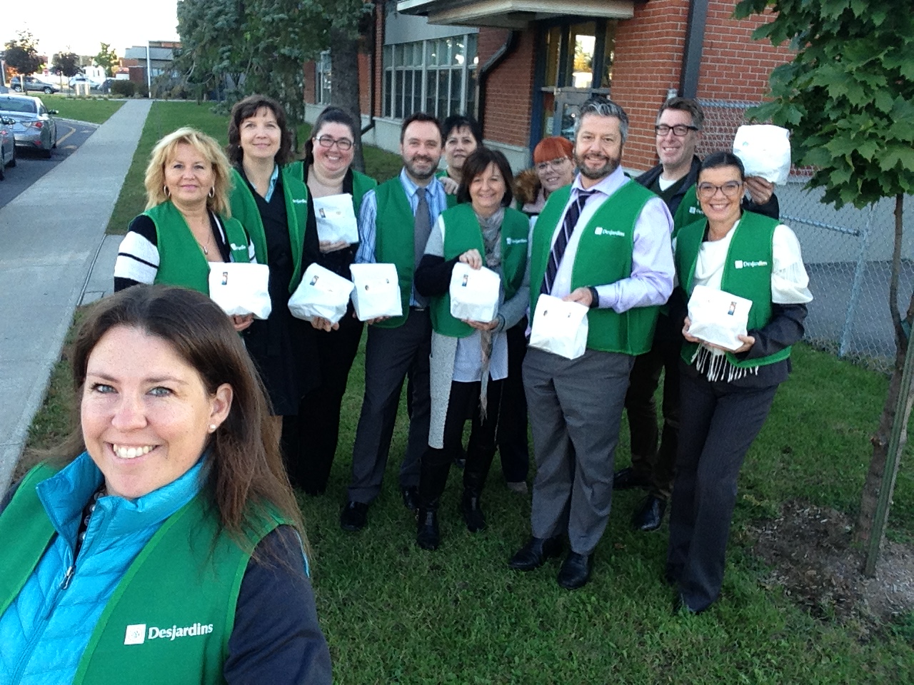 Desjardins offre un déjeuner à des élèves dans une école à Sainte-Catherine