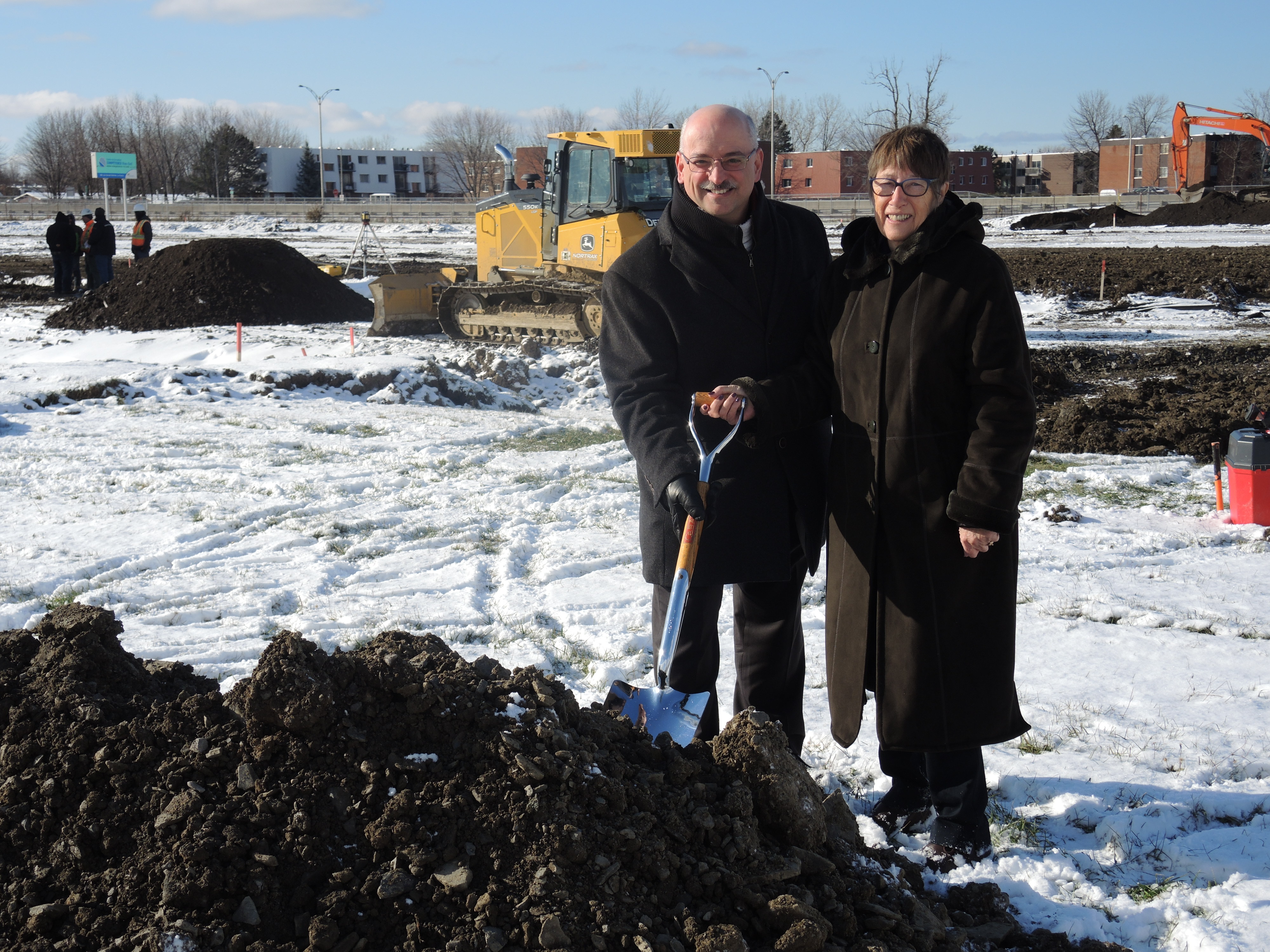 Pelletée de terre pour le terrain synthétique de la Magdeleine